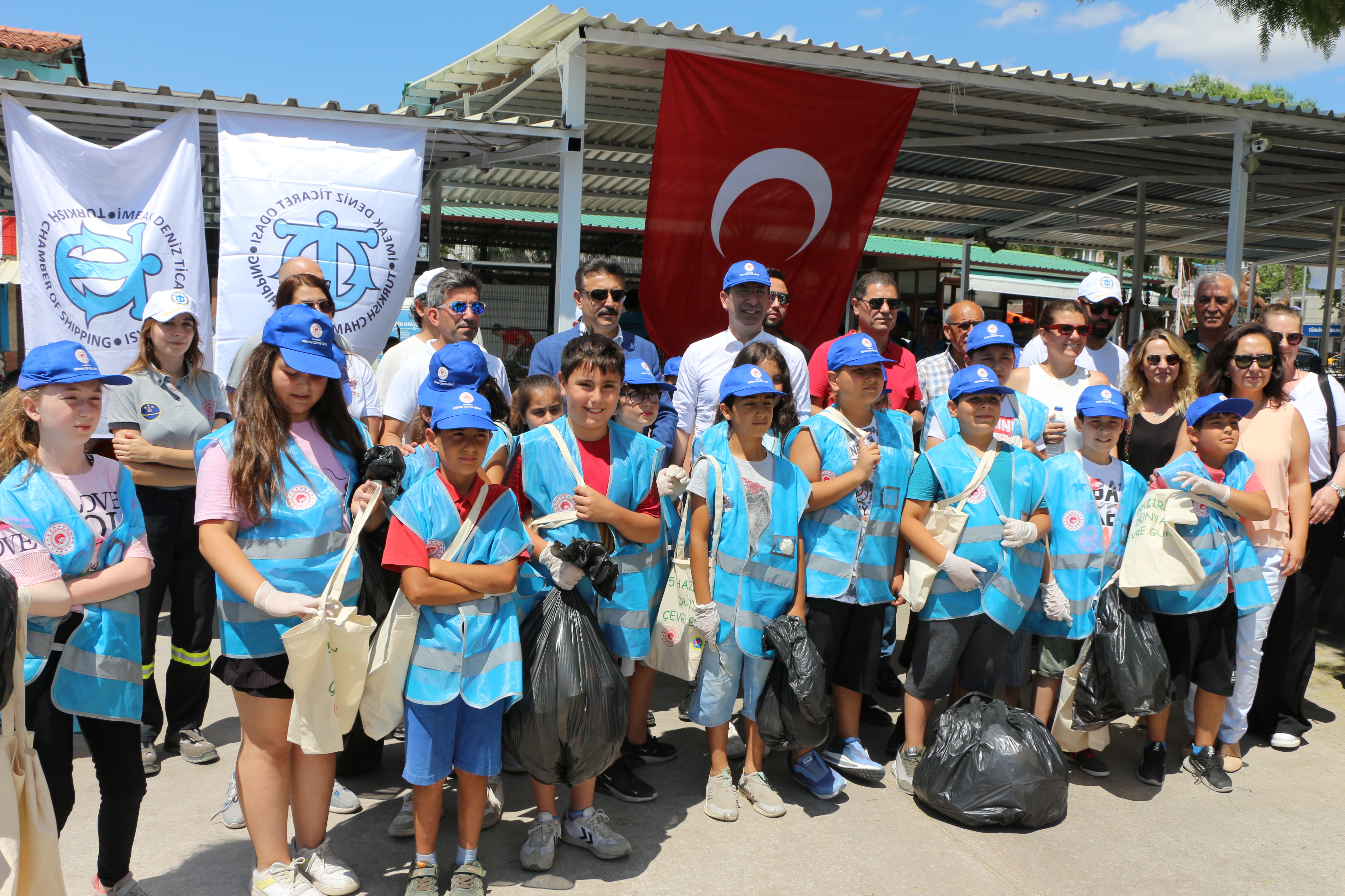 Dikili Balıkçı Barınağında Deniz ve Kıyı Temizliği Yapıldı