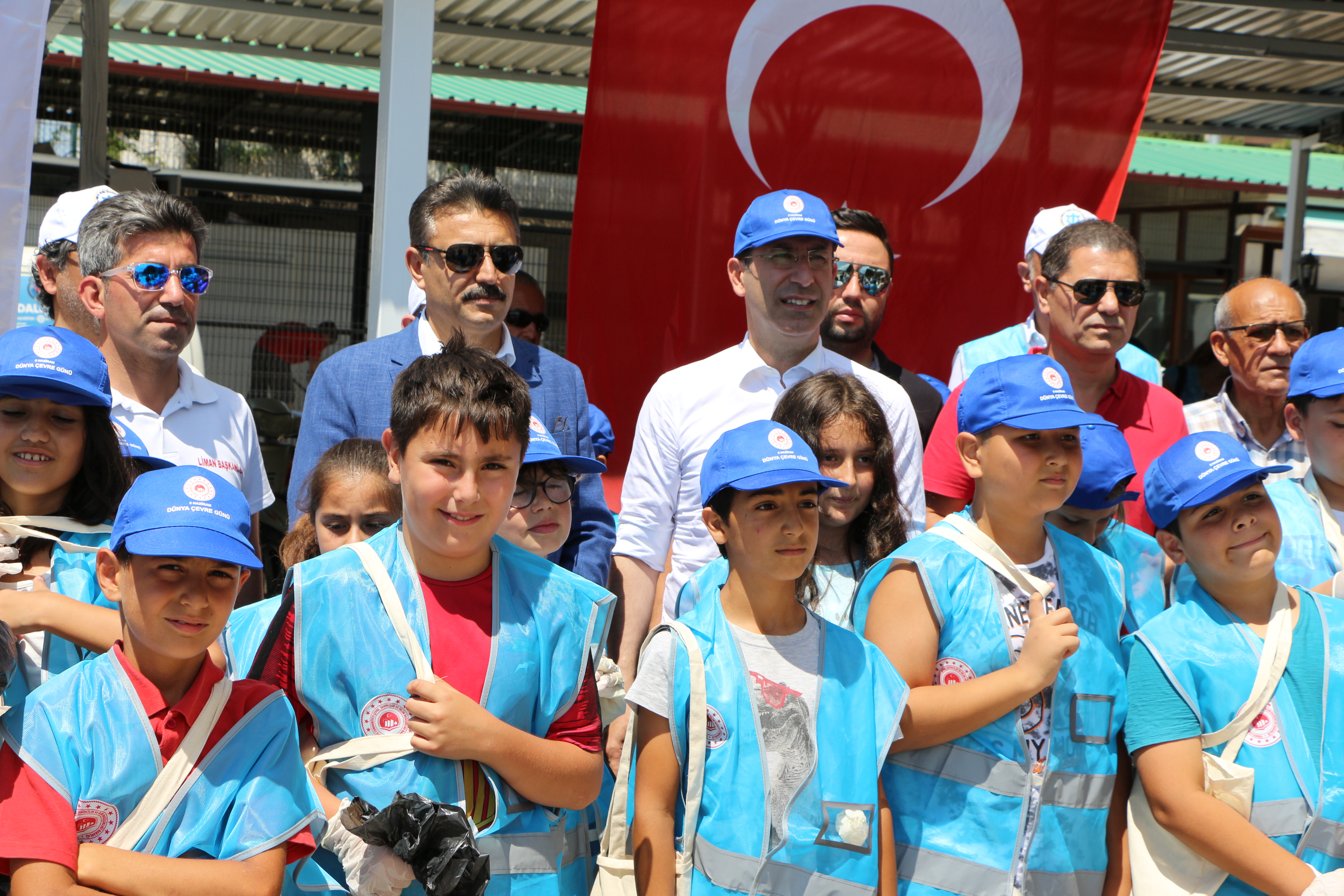 Dikili Balıkçı Barınağında Deniz ve Kıyı Temizliği Yapıldı