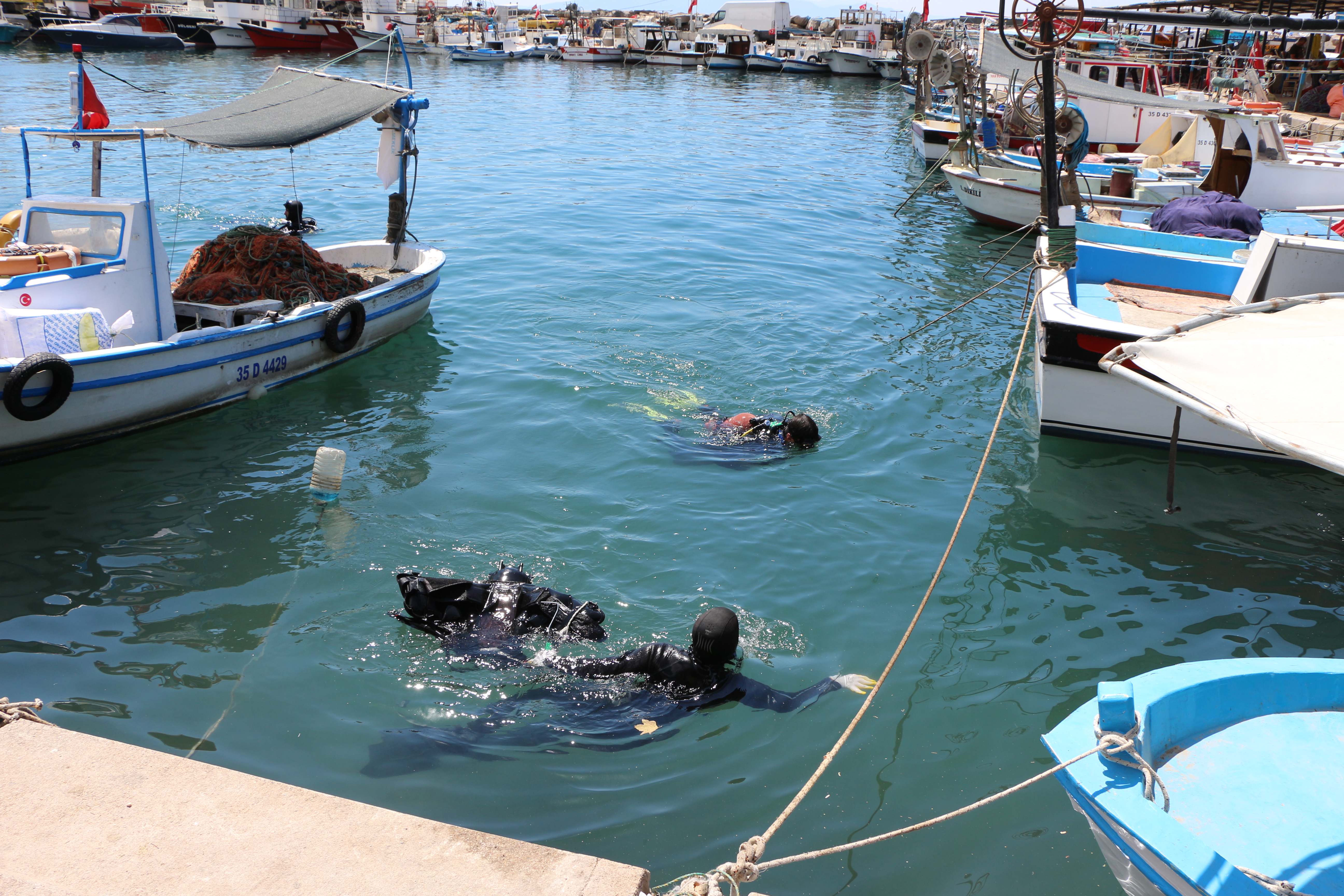 Dikili Balıkçı Barınağında Deniz ve Kıyı Temizliği Yapıldı