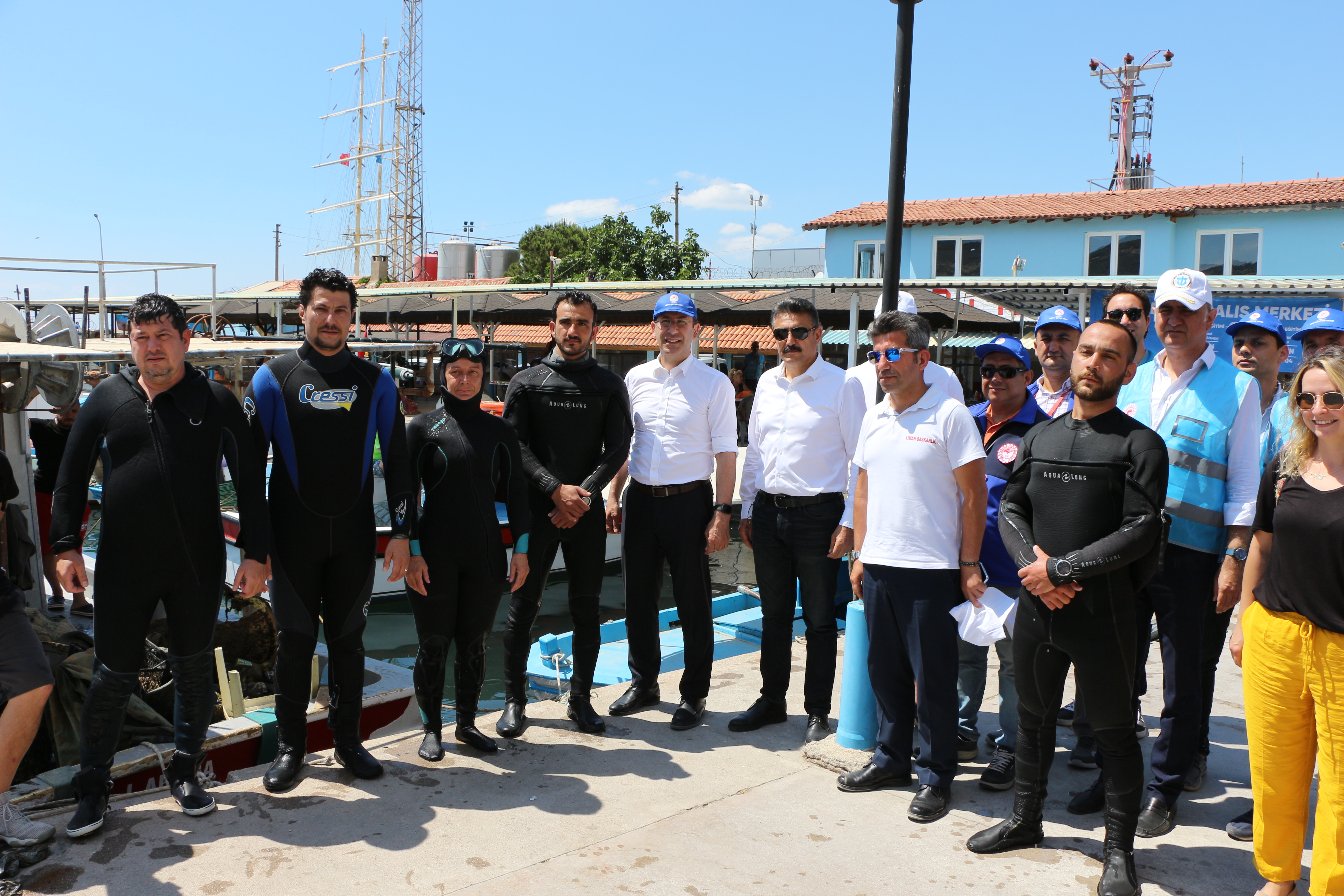 Dikili Balıkçı Barınağında Deniz ve Kıyı Temizliği Yapıldı