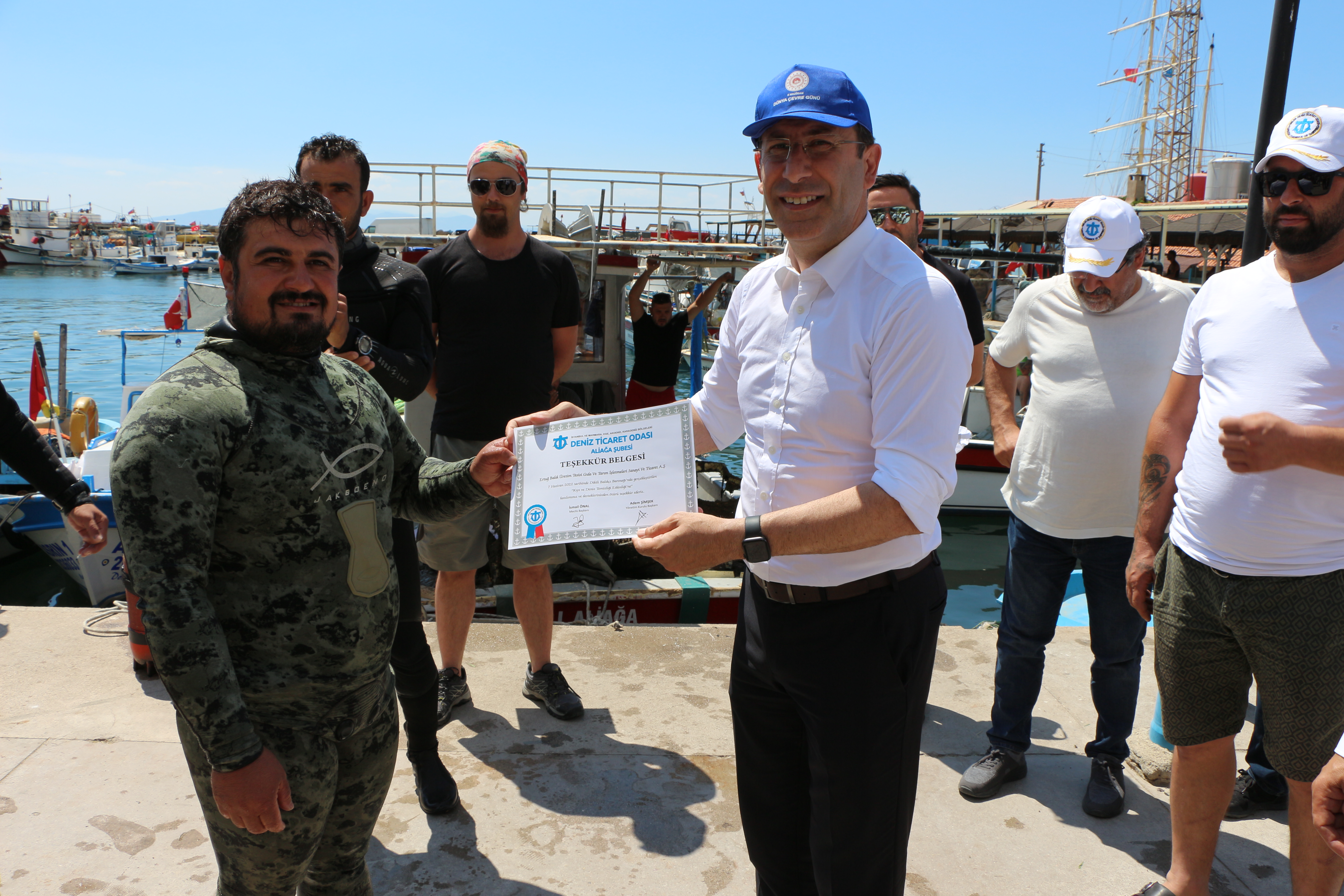 Dikili Balıkçı Barınağında Deniz ve Kıyı Temizliği Yapıldı