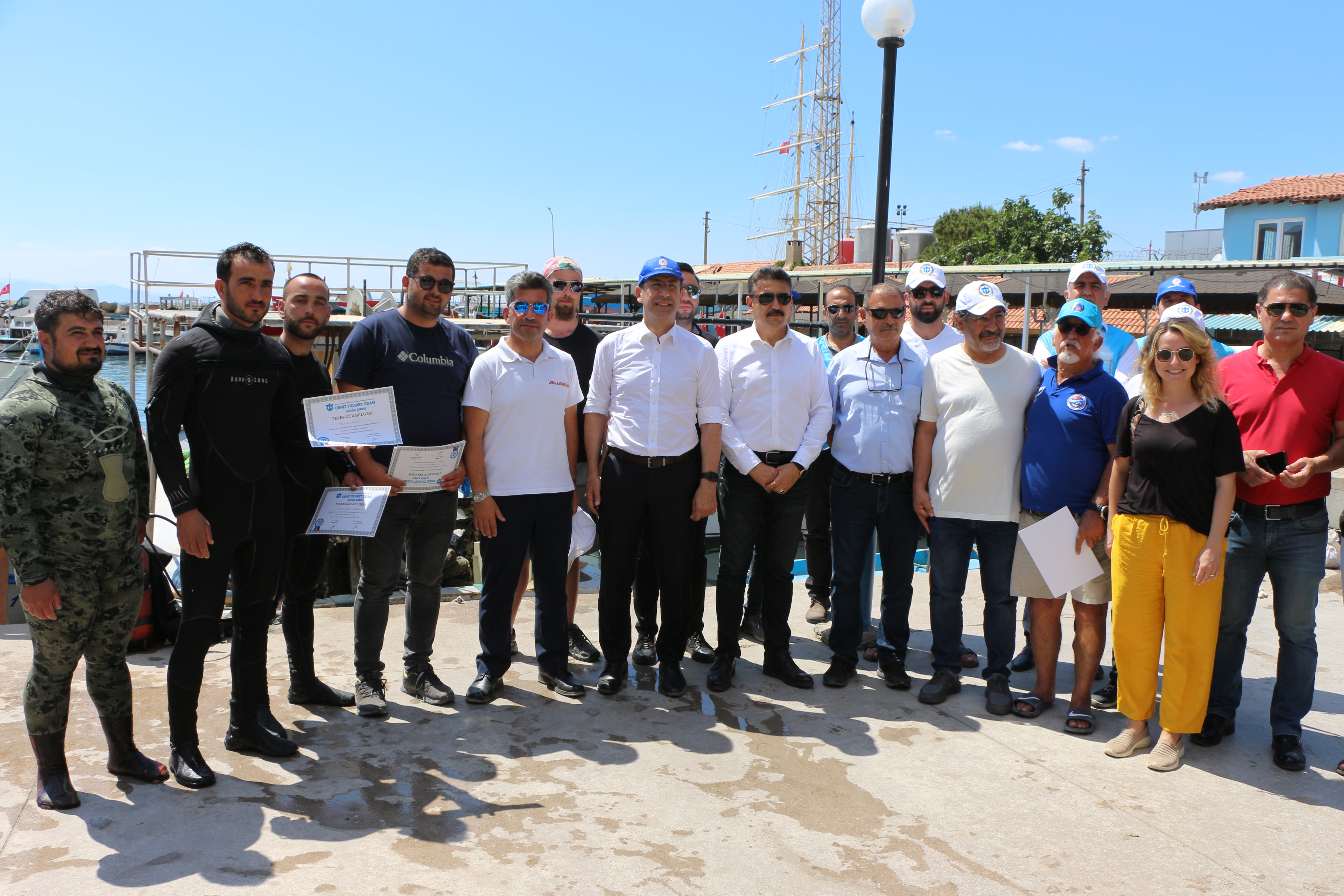 Dikili Balıkçı Barınağında Deniz ve Kıyı Temizliği Yapıldı