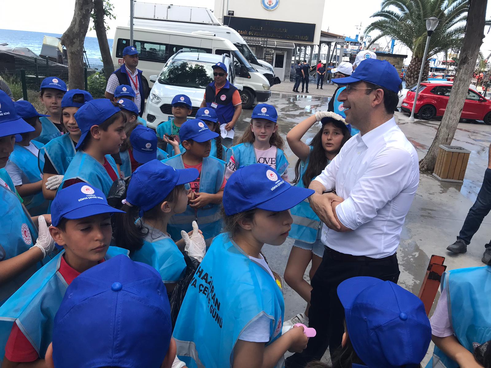 Dikili Balıkçı Barınağında Deniz ve Kıyı Temizliği Yapıldı