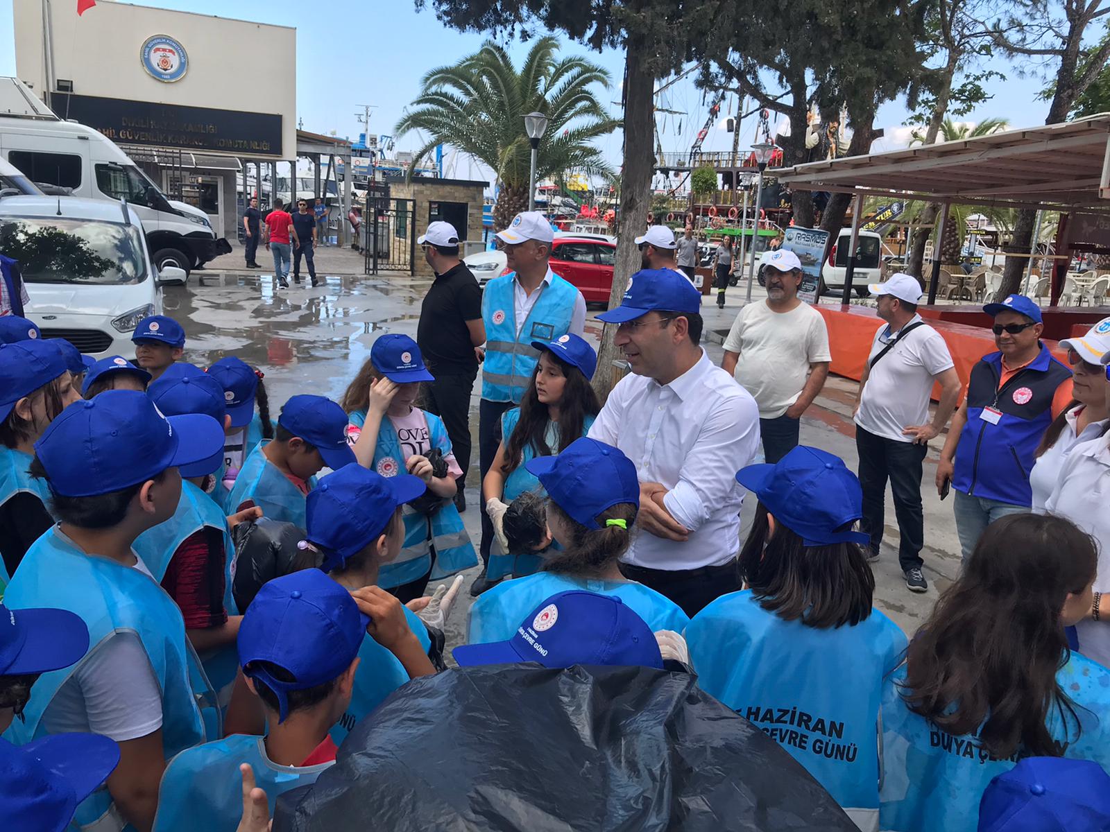 Dikili Balıkçı Barınağında Deniz ve Kıyı Temizliği Yapıldı