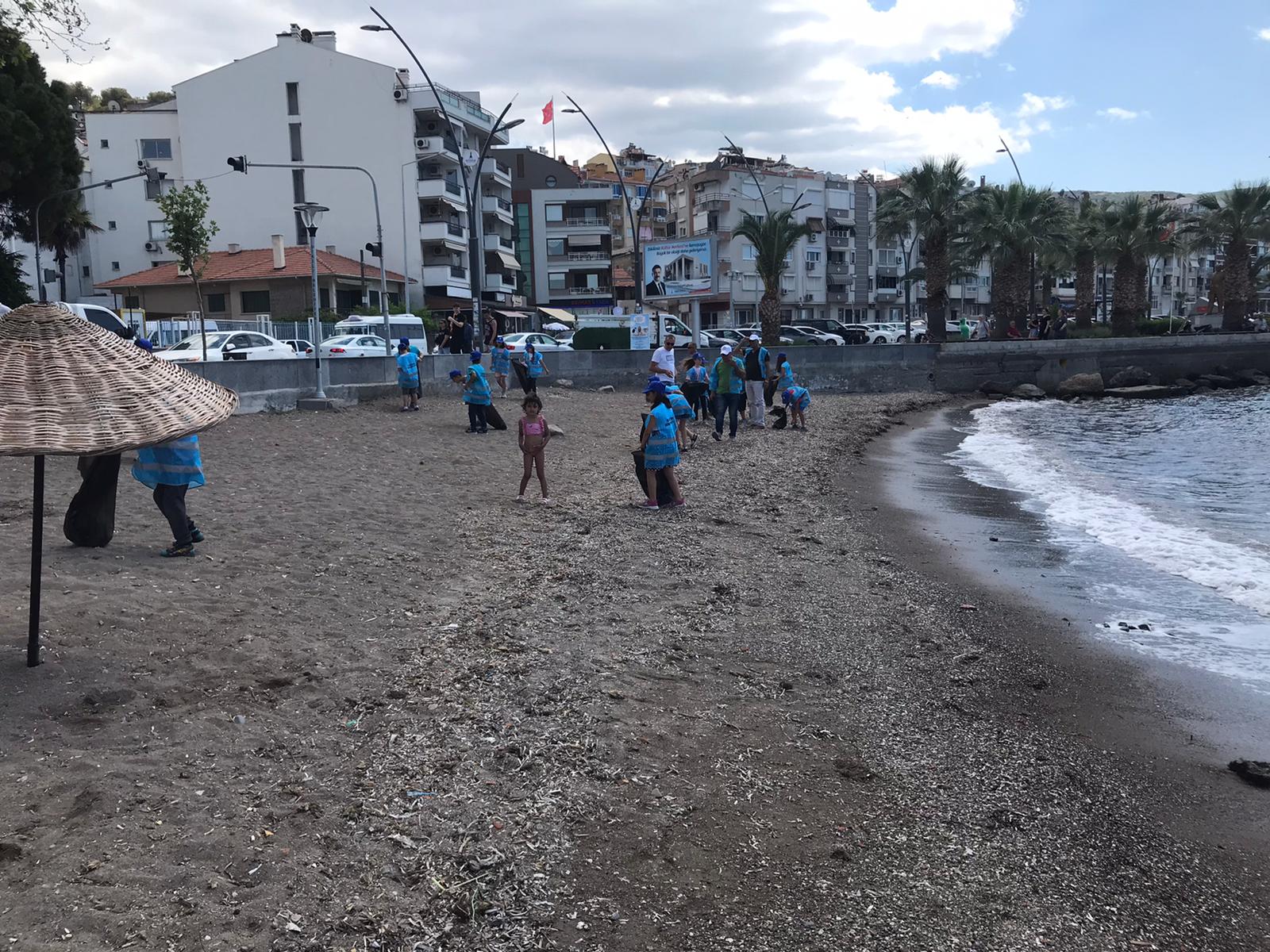 Dikili Balıkçı Barınağında Deniz ve Kıyı Temizliği Yapıldı