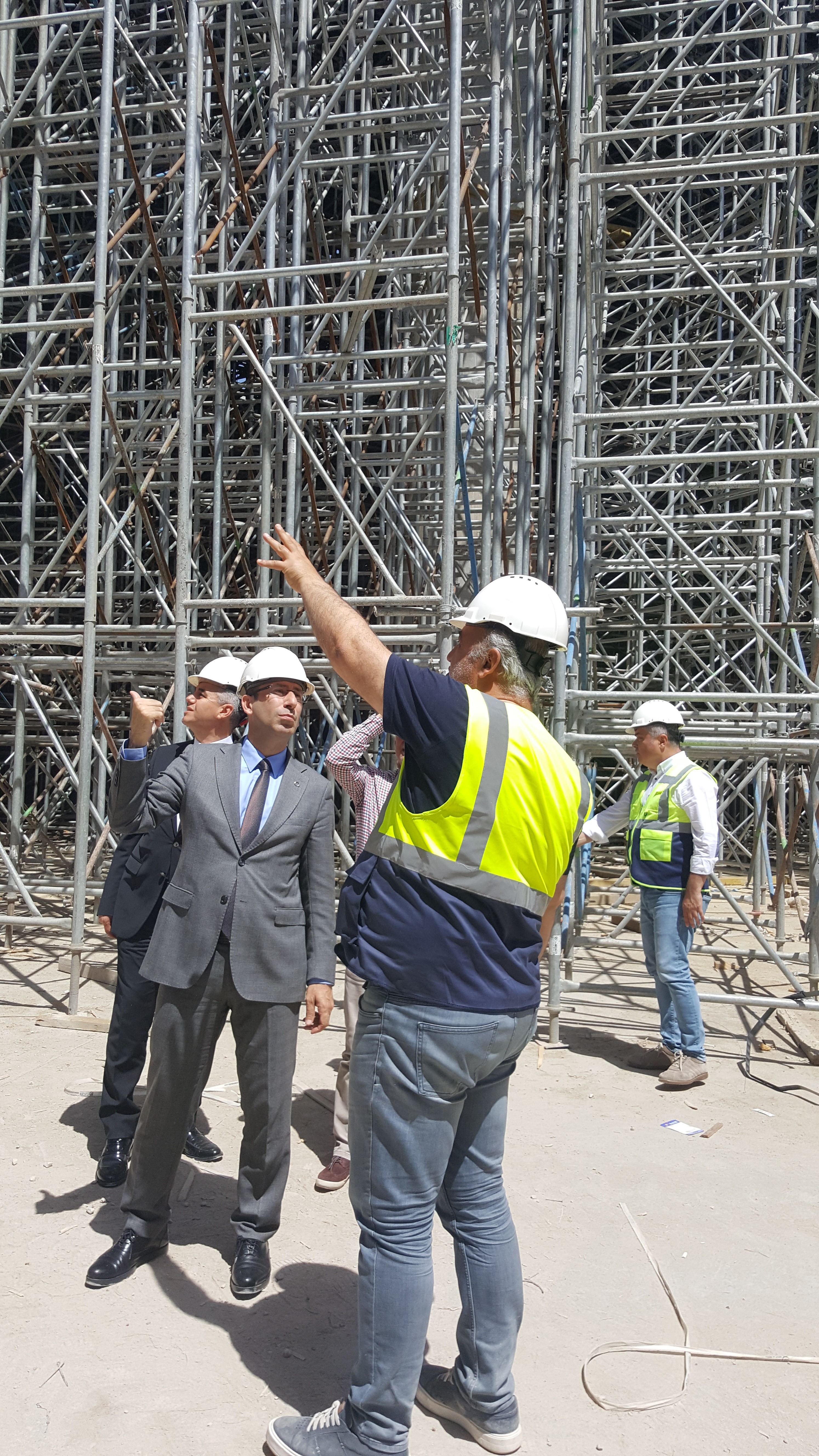 Ege Bölgesinin en büyük camisi olan Nevvar Salih İşgören Ulu Camii inşaatı, İl Müdürü Ömer ALBAYRAK ve ilgili kontrol teşkilatı tarafından denetlenmiştir.