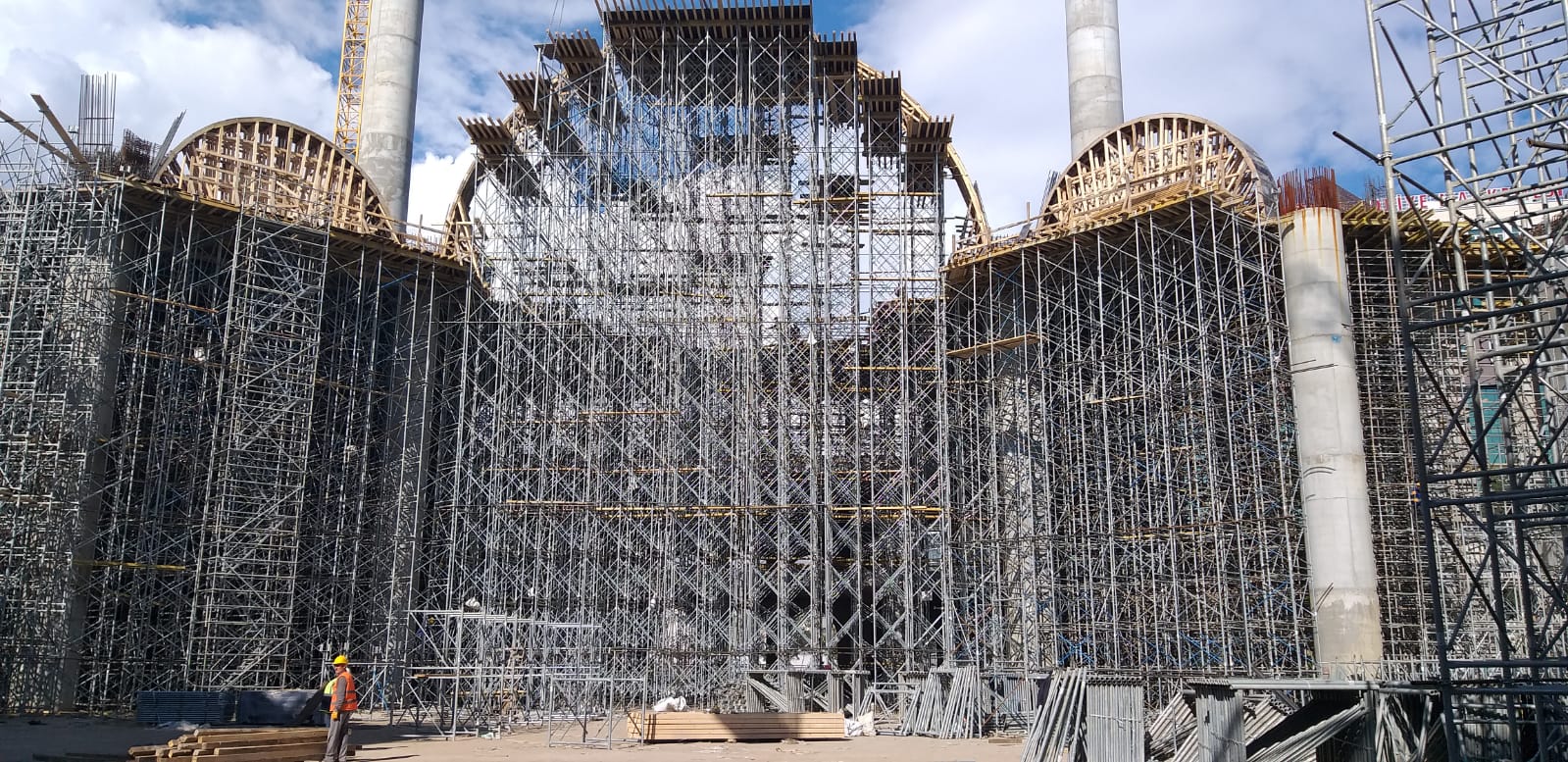 Ege Bölgesinin en büyük camisi olan Nevvar Salih İşgören Ulu Camii inşaatı, İl Müdürü Ömer ALBAYRAK ve ilgili kontrol teşkilatı tarafından denetlenmiştir.