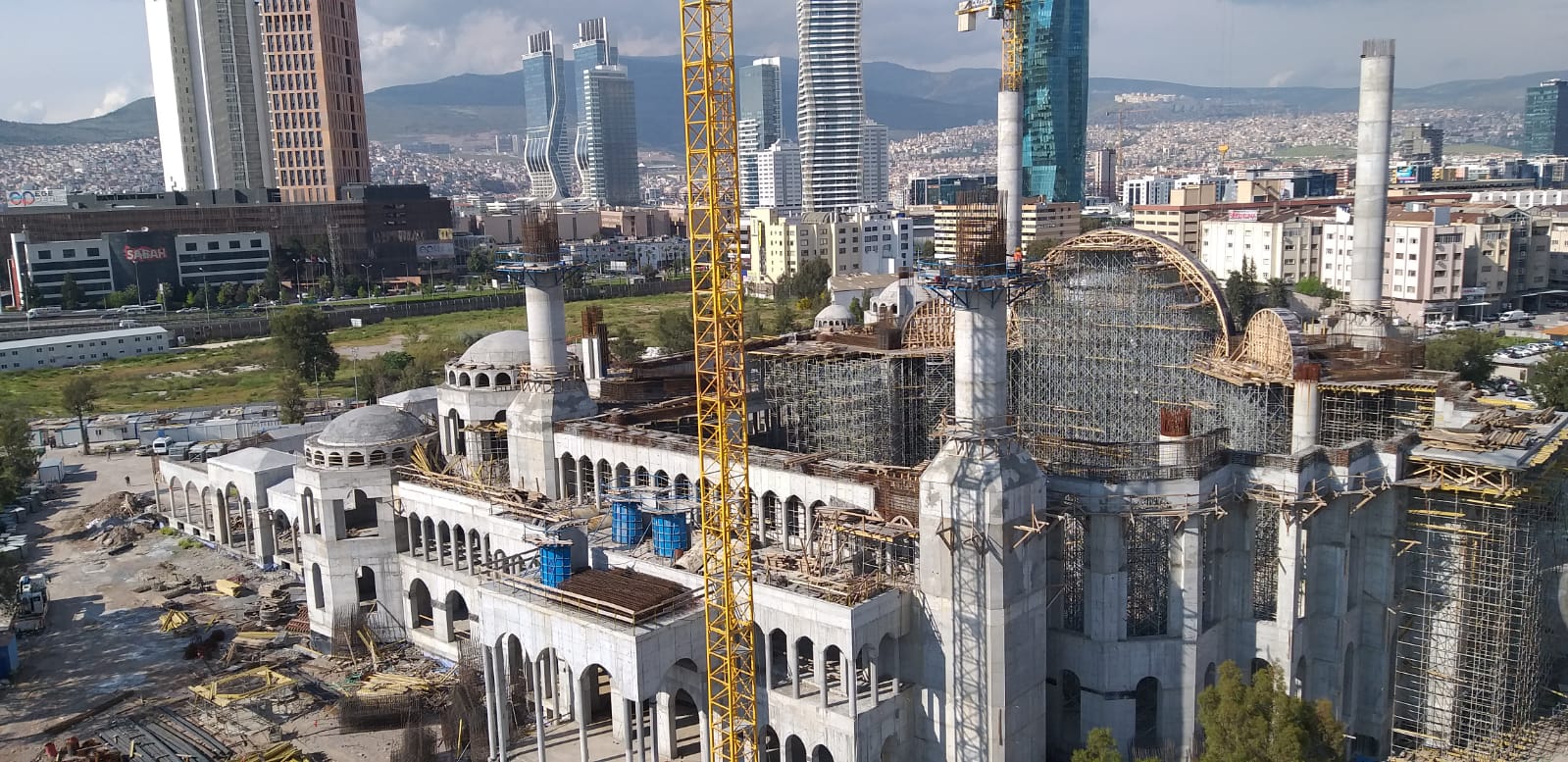 Ege Bölgesinin en büyük camisi olan Nevvar Salih İşgören Ulu Camii inşaatı, İl Müdürü Ömer ALBAYRAK ve ilgili kontrol teşkilatı tarafından denetlenmiştir.