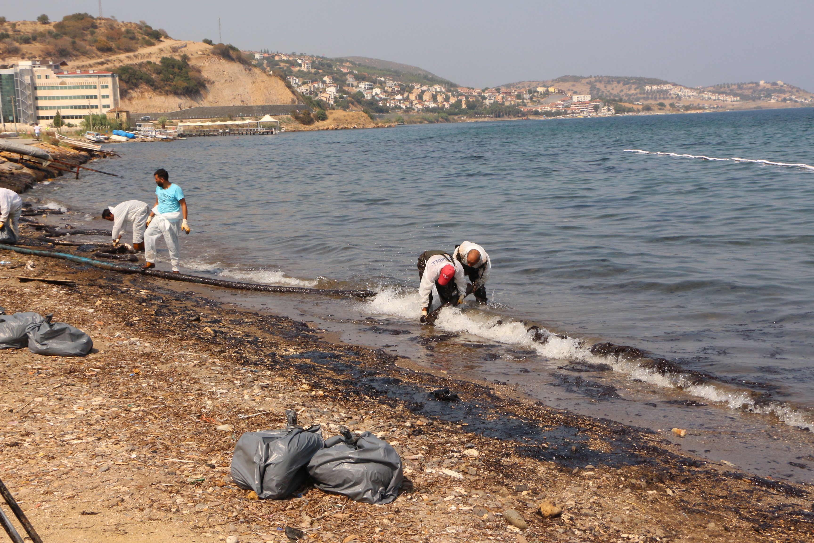 FOÇA İLÇESİNDEKİ DENİZ KİRLİLİĞİNE İVEDİLİKLE MÜDAHALE EDİLMİŞTİR.