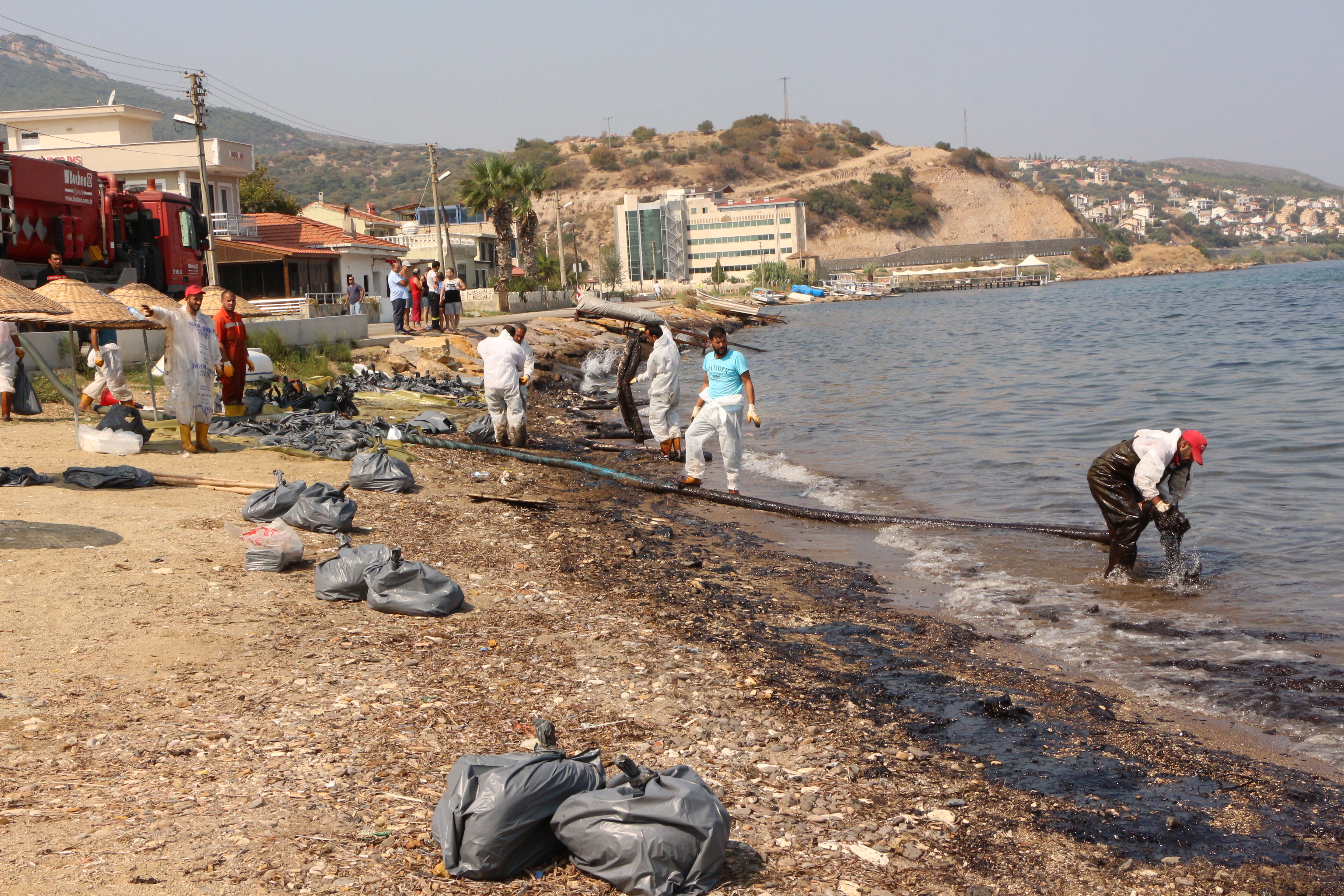 FOÇA İLÇESİNDEKİ DENİZ KİRLİLİĞİNE İVEDİLİKLE MÜDAHALE EDİLMİŞTİR.