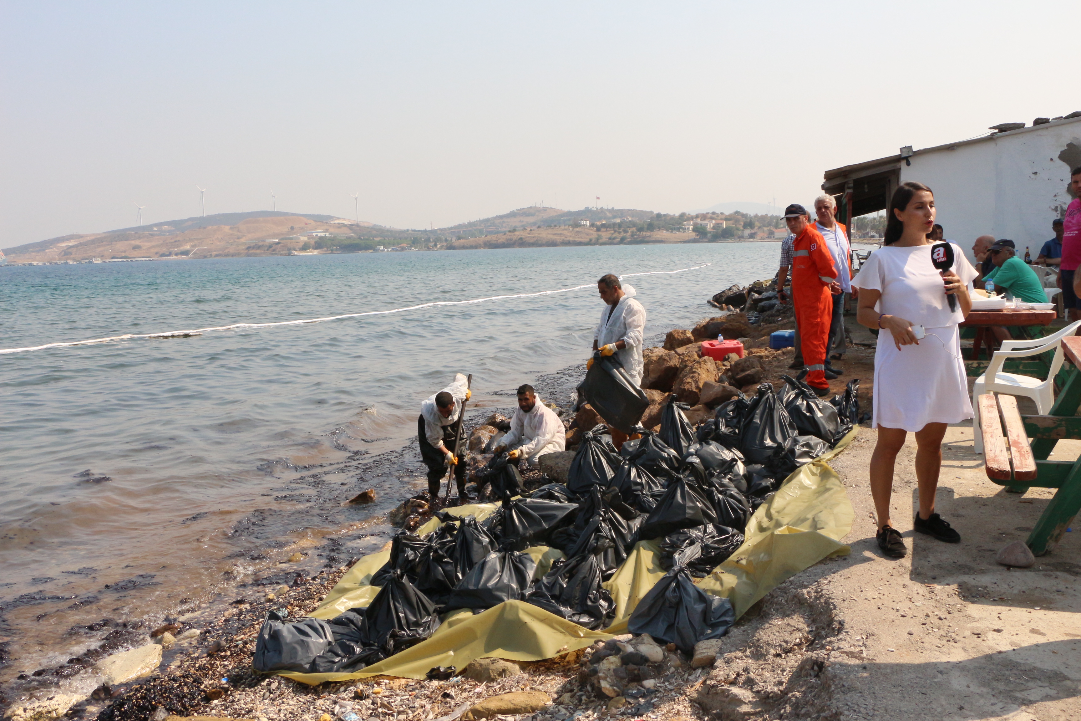 FOÇA İLÇESİNDEKİ DENİZ KİRLİLİĞİNE İVEDİLİKLE MÜDAHALE EDİLMİŞTİR.