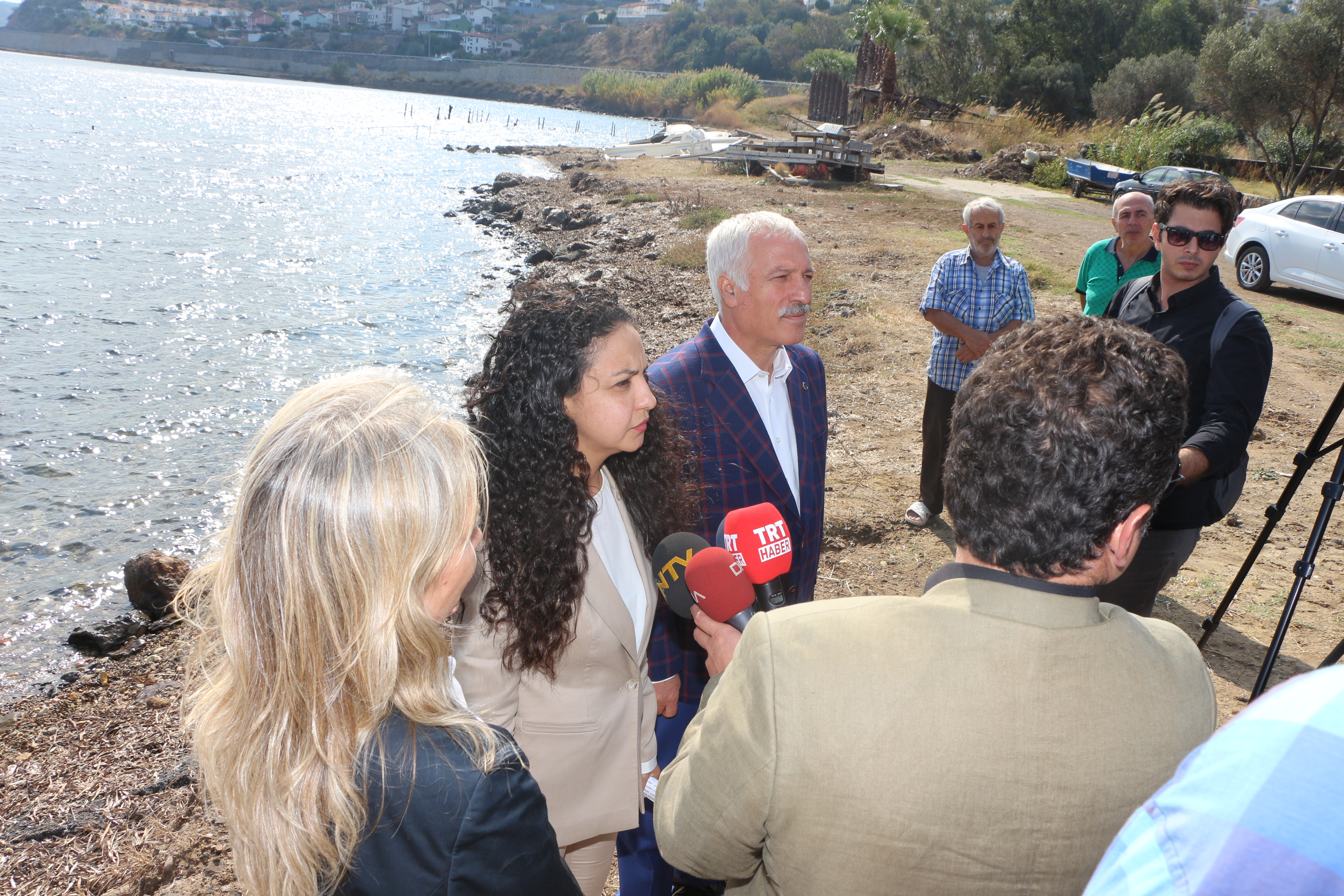 FOÇA'DA PETROLÜN AKTIĞI DENİZ YÜZME VE BALIK AVLAMA İÇİN UYGUN HALE GETİRİLDİ