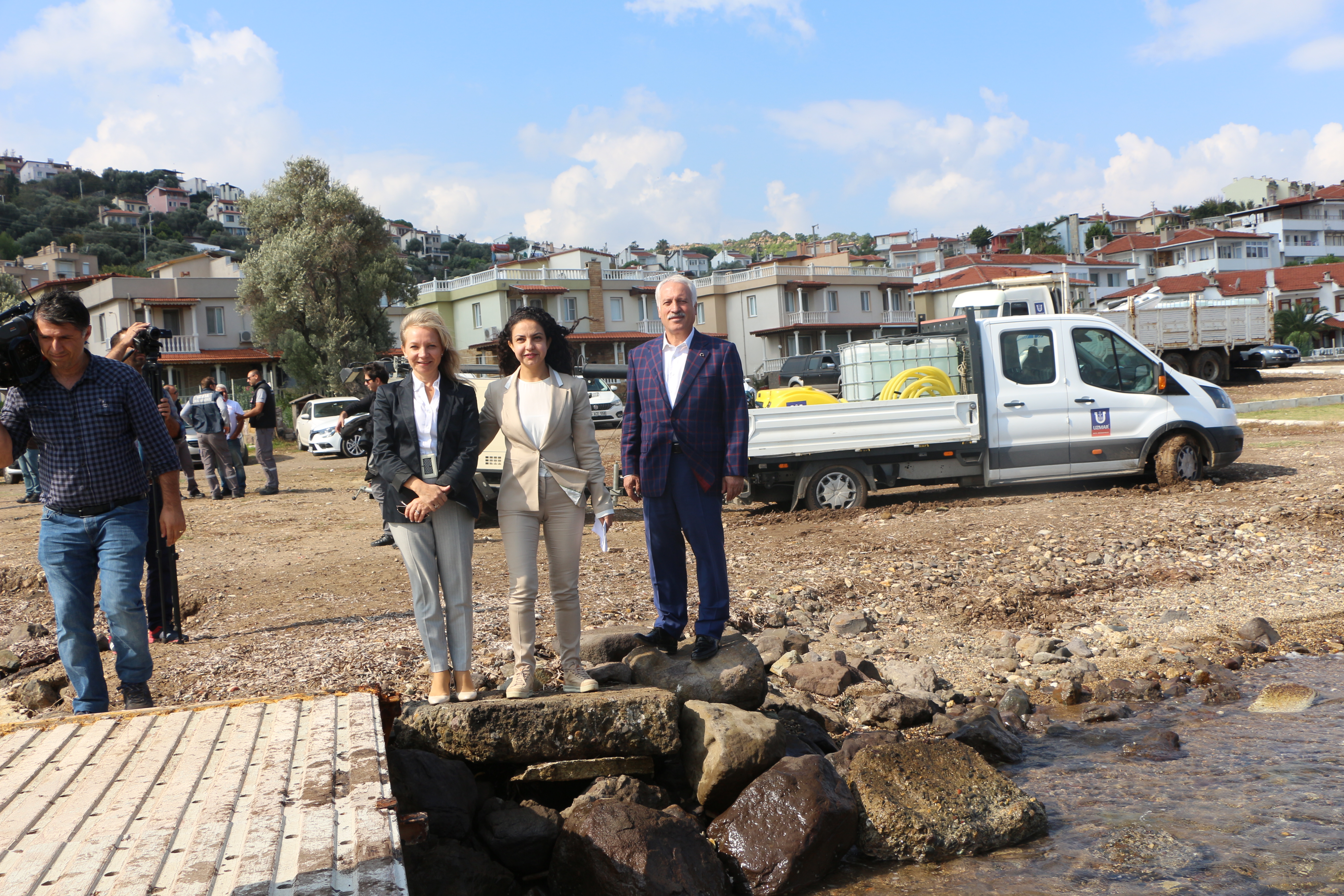 FOÇA'DA PETROLÜN AKTIĞI DENİZ YÜZME VE BALIK AVLAMA İÇİN UYGUN HALE GETİRİLDİ