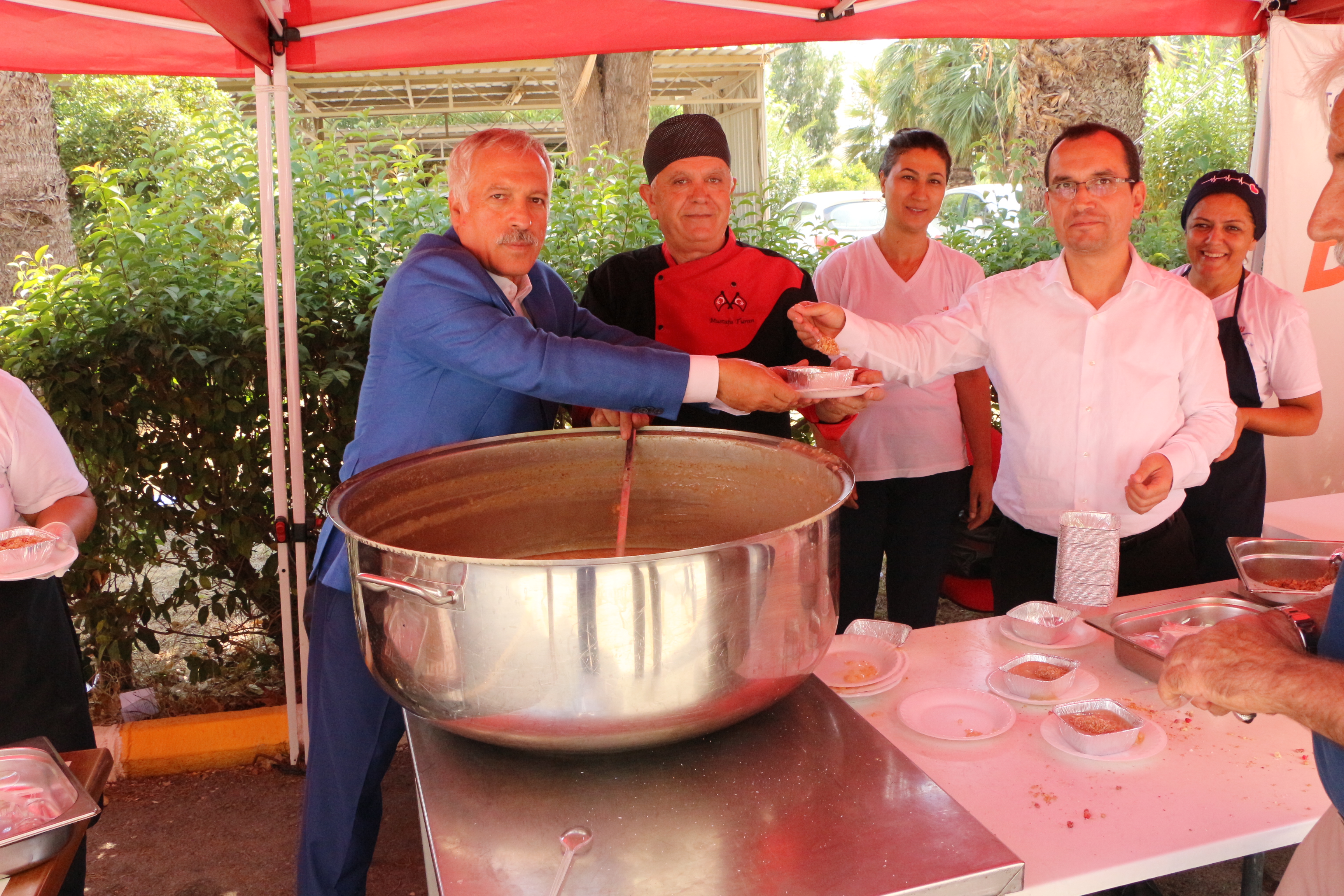 İL MÜDÜRLÜĞÜMÜZDE,  ÇALIŞANLARIMIZ VE VATANDAŞLARA AŞURE DAĞITILDI.