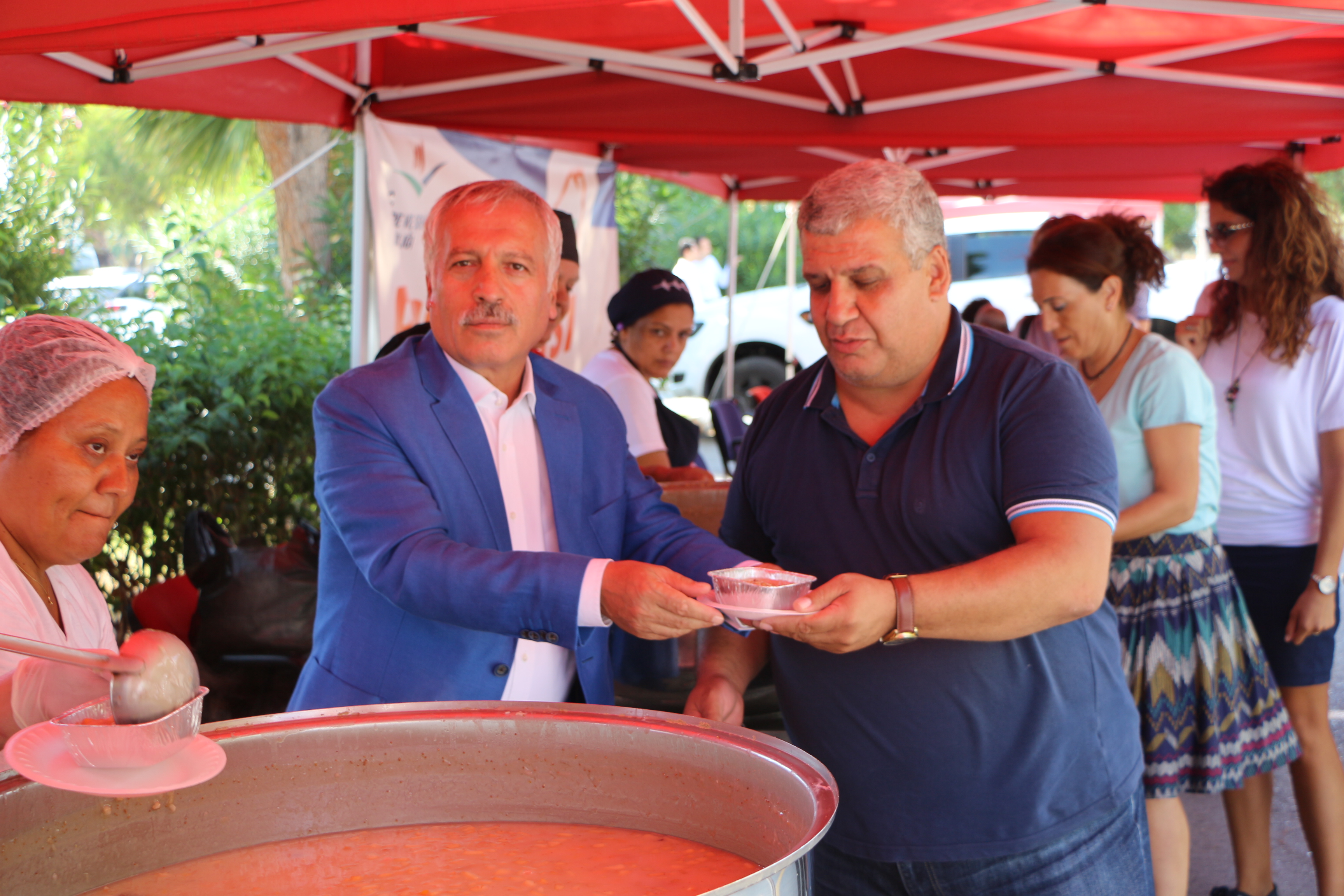 İL MÜDÜRLÜĞÜMÜZDE,  ÇALIŞANLARIMIZ VE VATANDAŞLARA AŞURE DAĞITILDI.