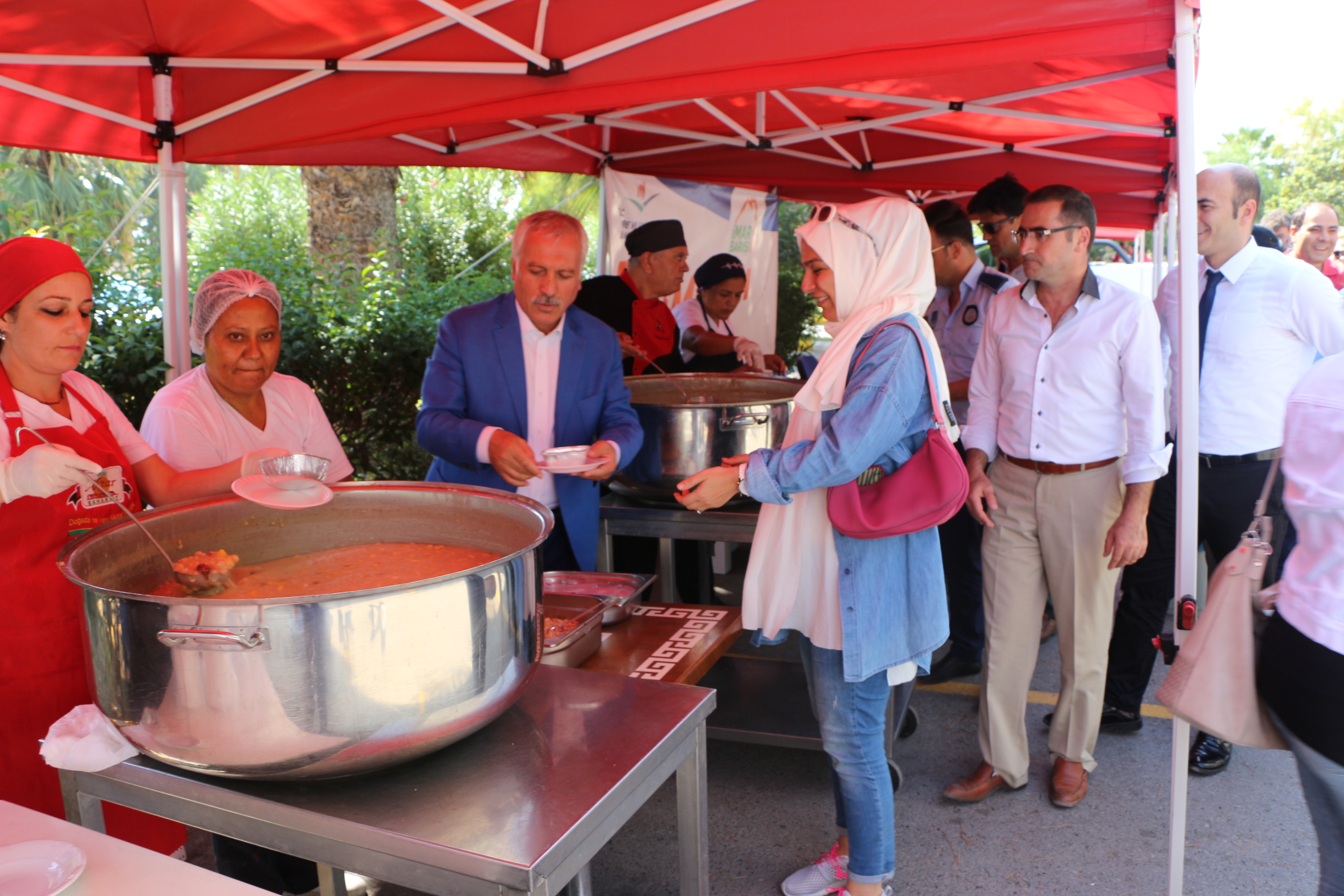 İL MÜDÜRLÜĞÜMÜZDE,  ÇALIŞANLARIMIZ VE VATANDAŞLARA AŞURE DAĞITILDI.