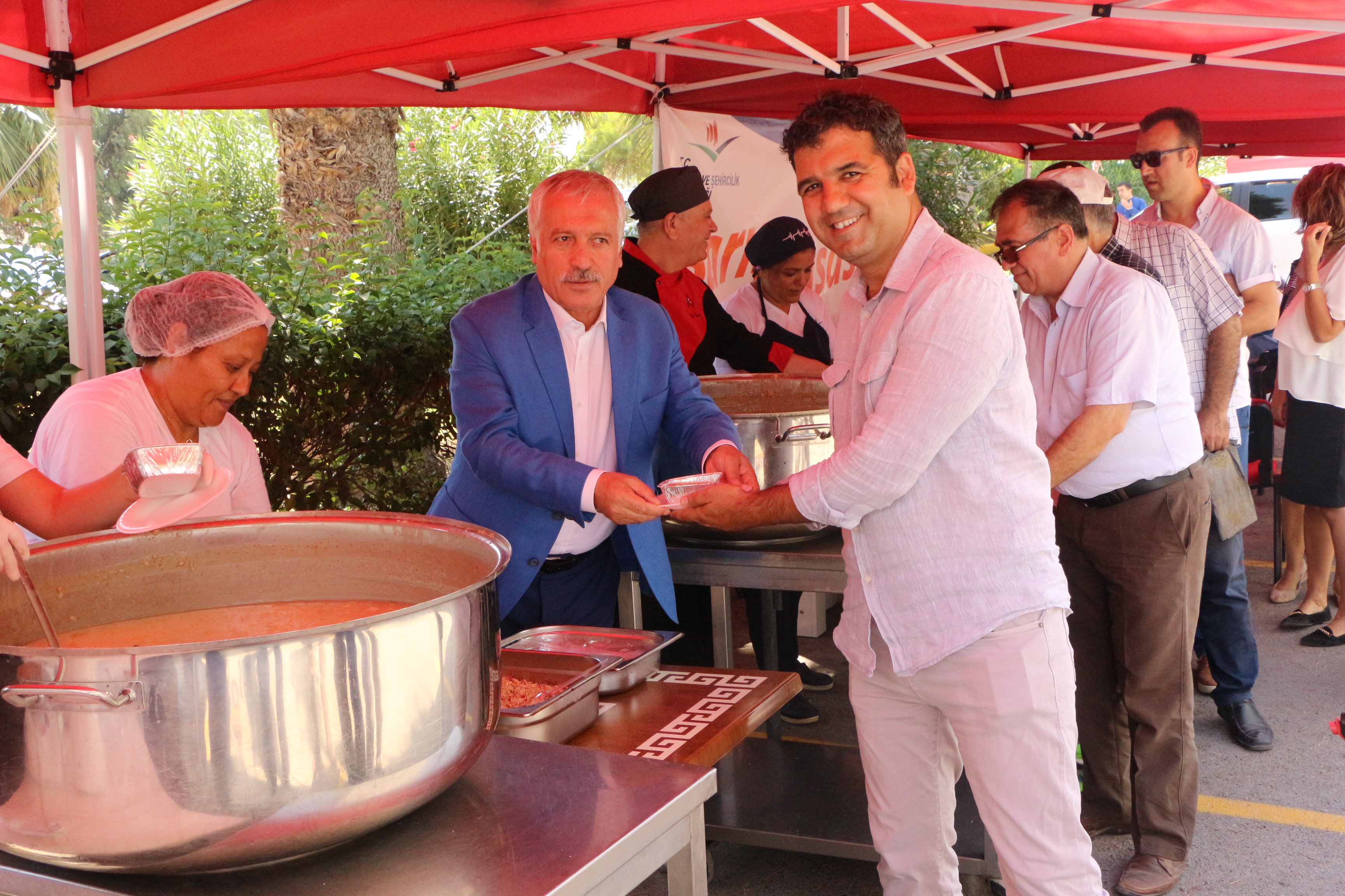 İL MÜDÜRLÜĞÜMÜZDE,  ÇALIŞANLARIMIZ VE VATANDAŞLARA AŞURE DAĞITILDI.