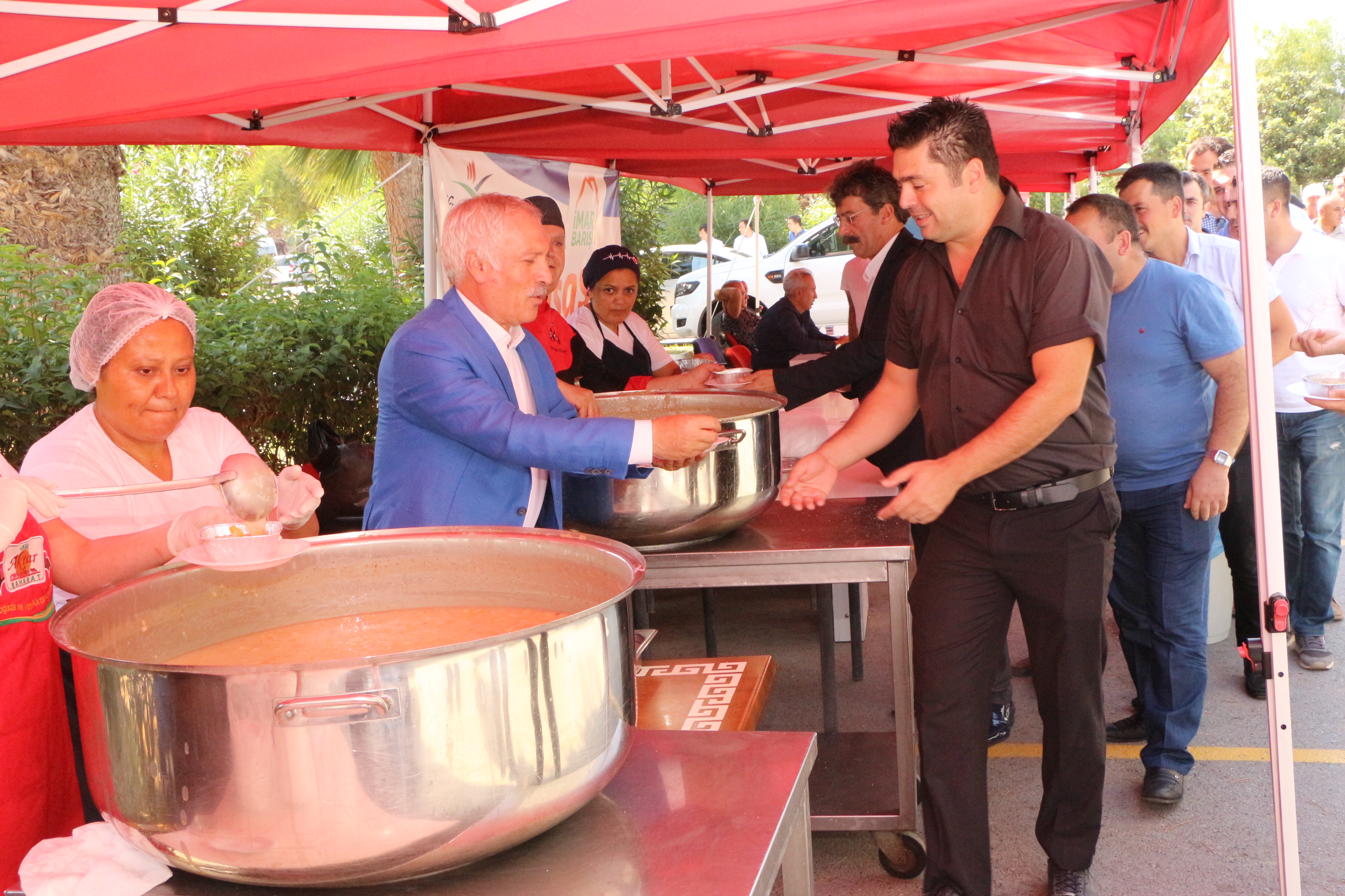 İL MÜDÜRLÜĞÜMÜZDE,  ÇALIŞANLARIMIZ VE VATANDAŞLARA AŞURE DAĞITILDI.