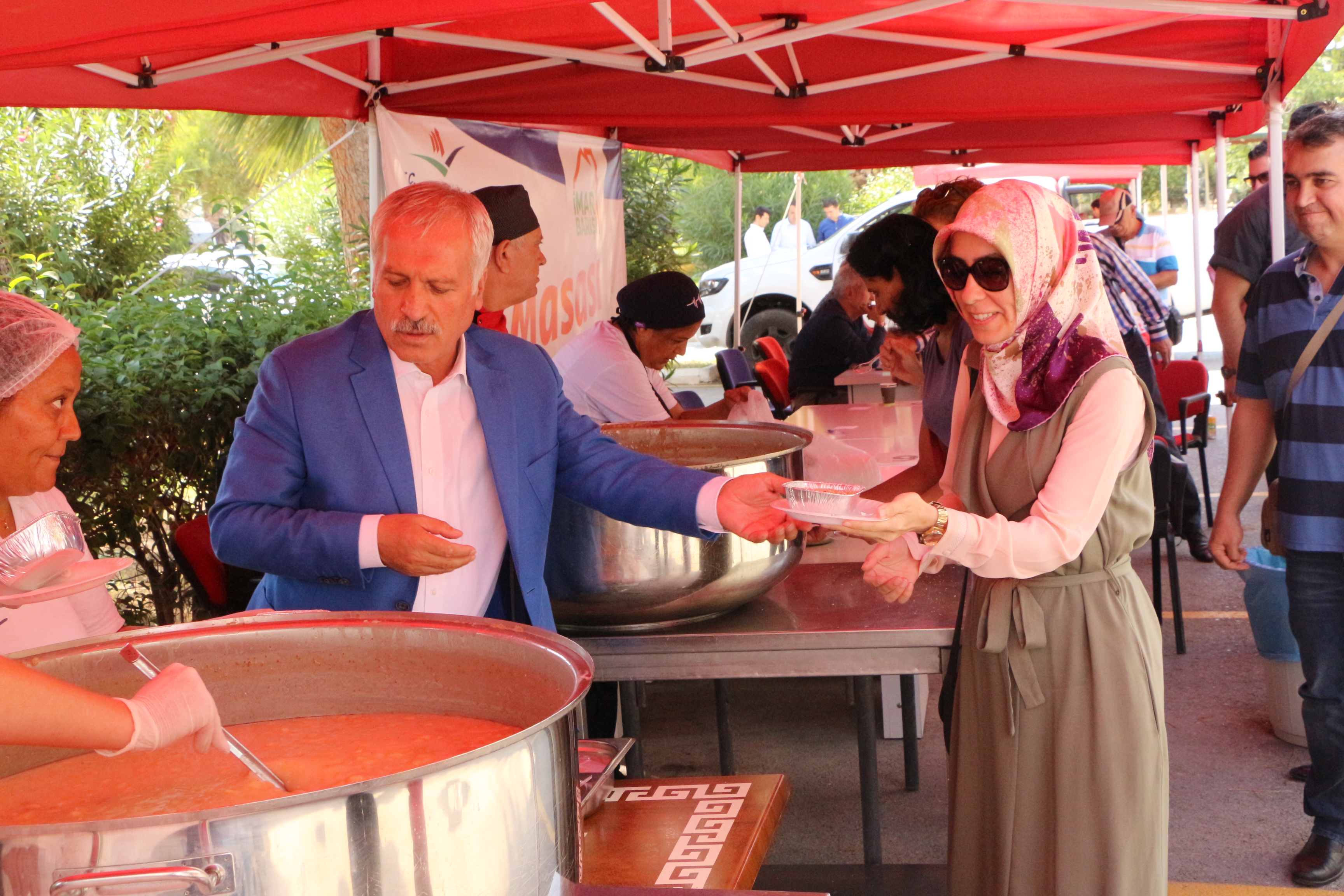 İL MÜDÜRLÜĞÜMÜZDE,  ÇALIŞANLARIMIZ VE VATANDAŞLARA AŞURE DAĞITILDI.