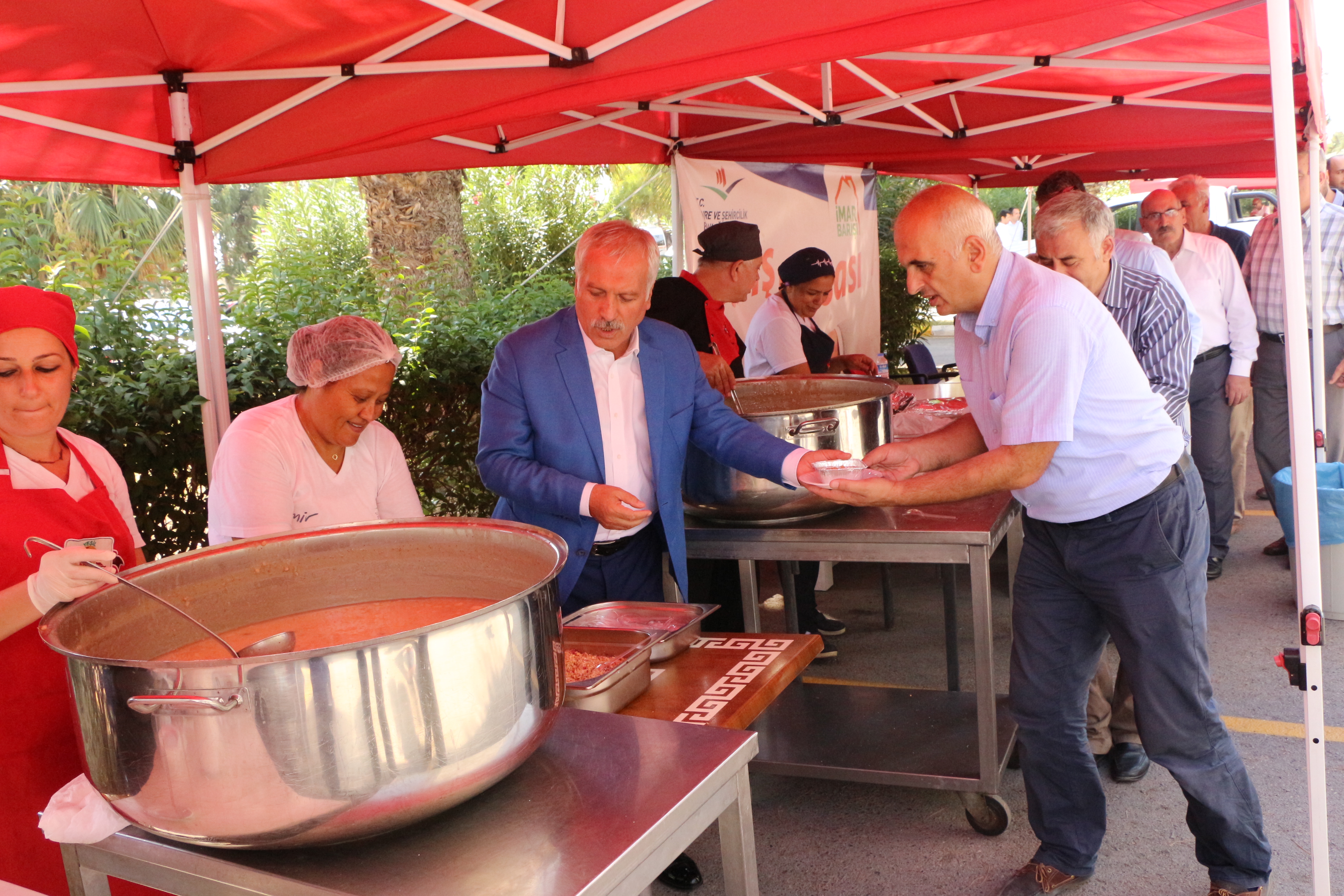 İL MÜDÜRLÜĞÜMÜZDE,  ÇALIŞANLARIMIZ VE VATANDAŞLARA AŞURE DAĞITILDI.