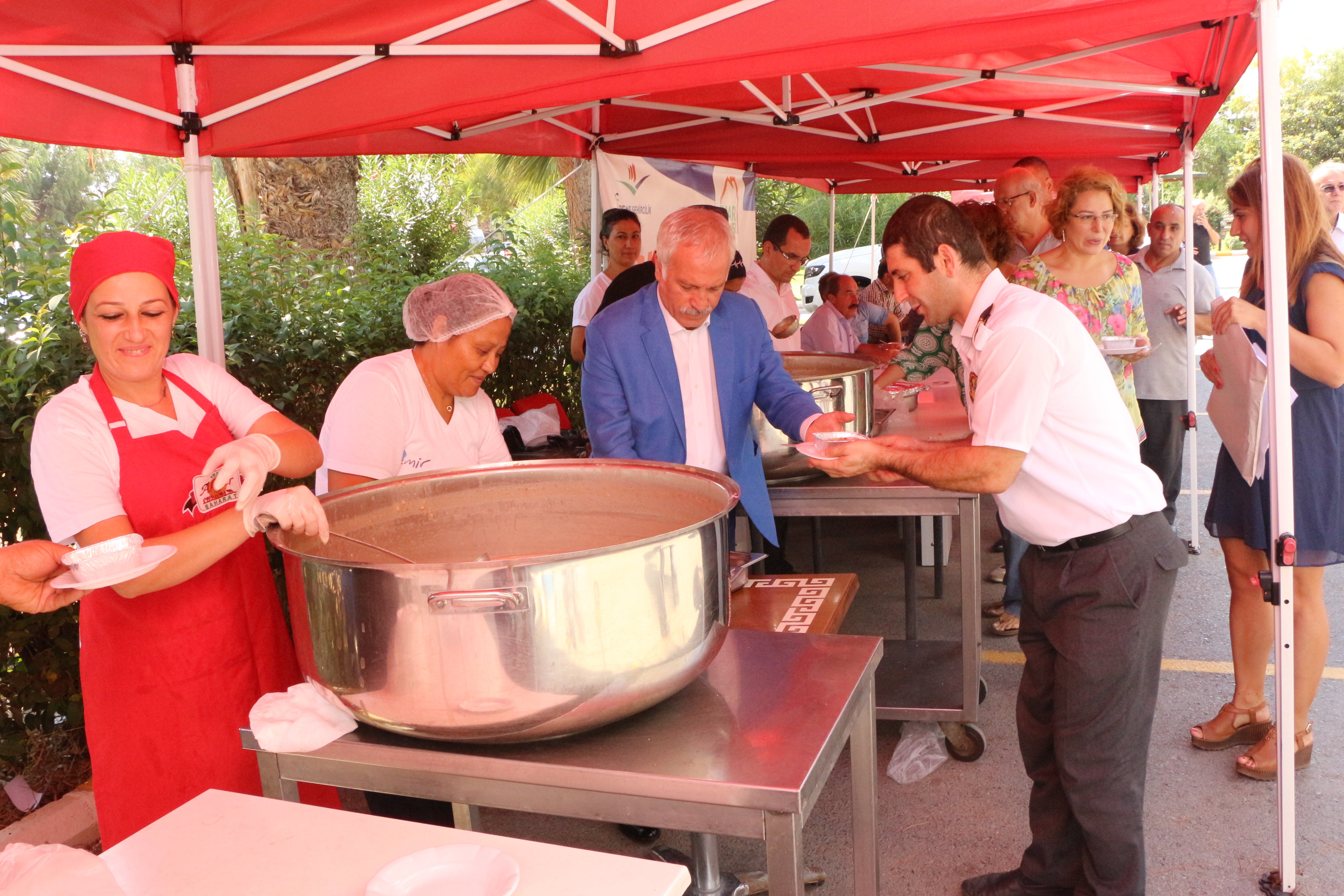 İL MÜDÜRLÜĞÜMÜZDE,  ÇALIŞANLARIMIZ VE VATANDAŞLARA AŞURE DAĞITILDI.