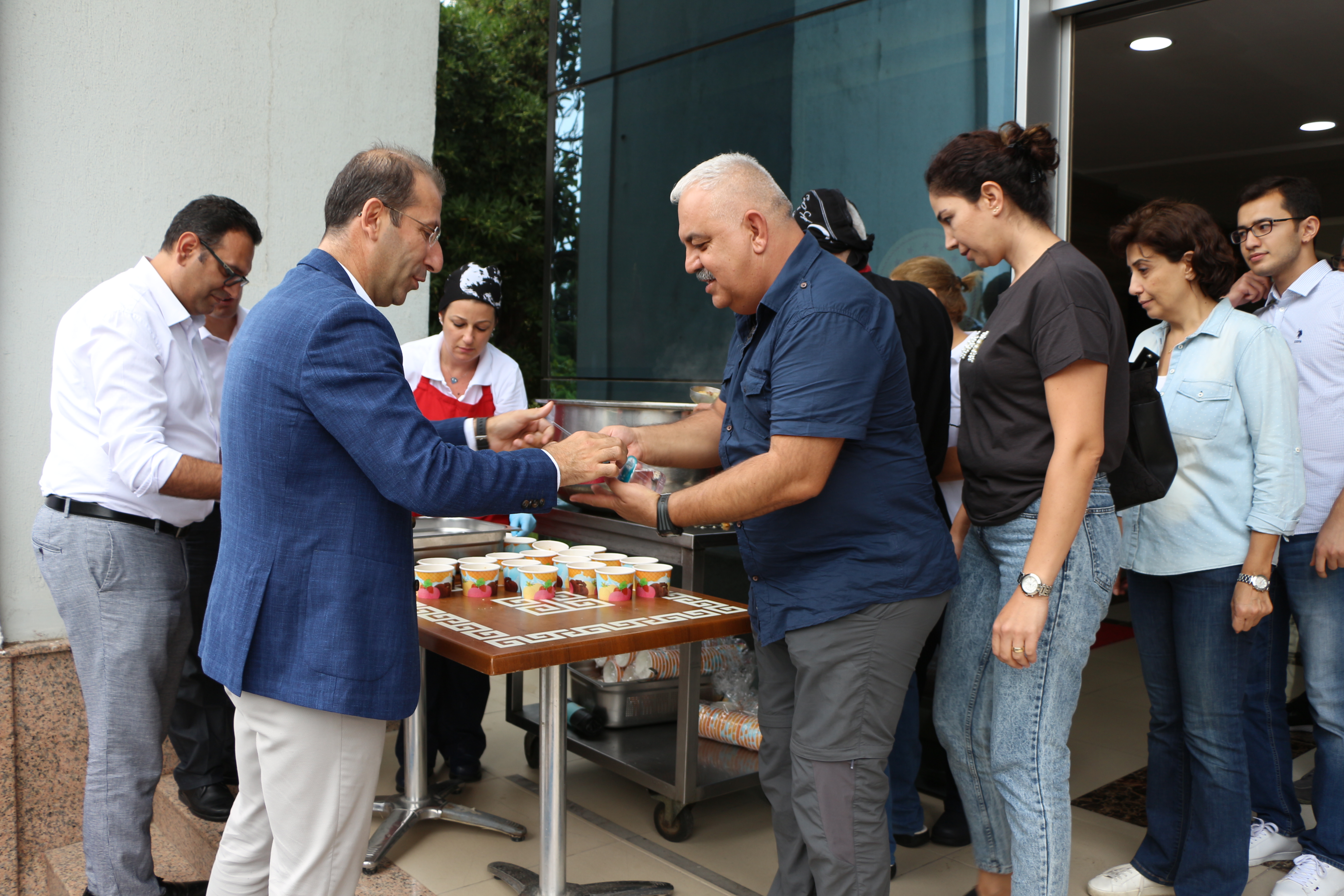 İL MÜDÜRLÜĞÜMÜZDE ÇALIŞANLARIMIZA VE VATANDAŞLARIMIZA AŞURE DAĞITILDI.