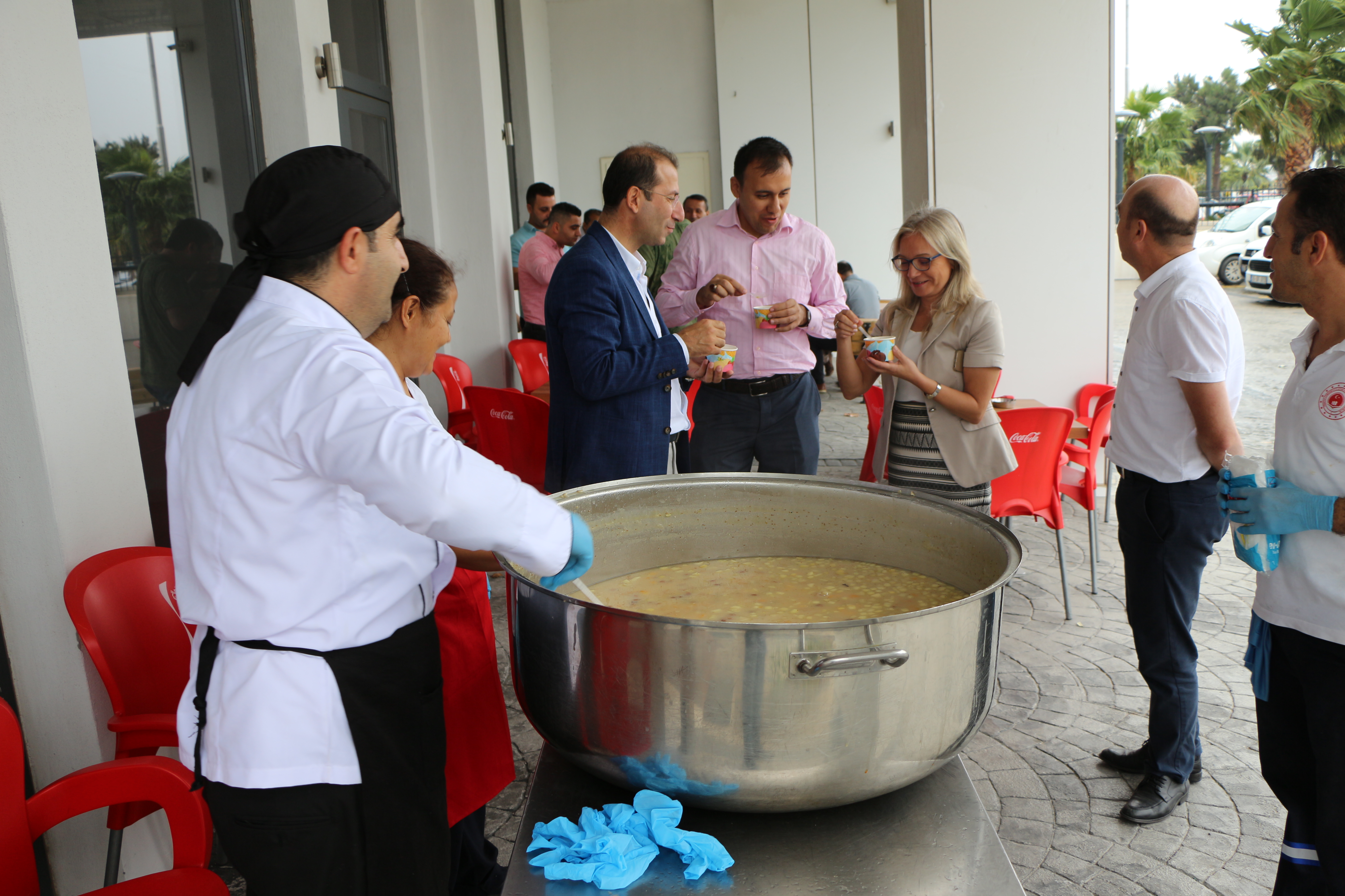 İL MÜDÜRLÜĞÜMÜZDE ÇALIŞANLARIMIZA VE VATANDAŞLARIMIZA AŞURE DAĞITILDI.