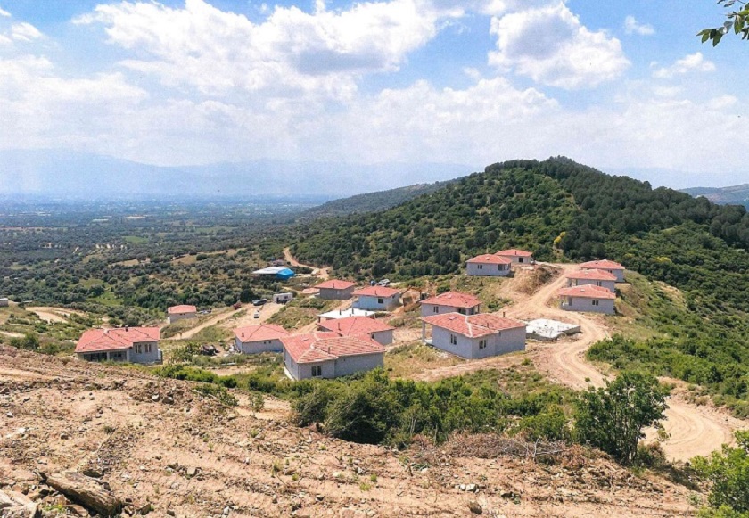 İlimiz Ödemiş İlçesi, Dereuzunyer ve Derebebekler Mahalleleri, Baraj yapımından dolayı 5543 sayılı İskân Kanunu gereği Kendi Evini Yapana Yardım (KEYY) yöntemi ile konut kredisi kullanan 34 aileden 13 aileye ait konutları teslim edildi.