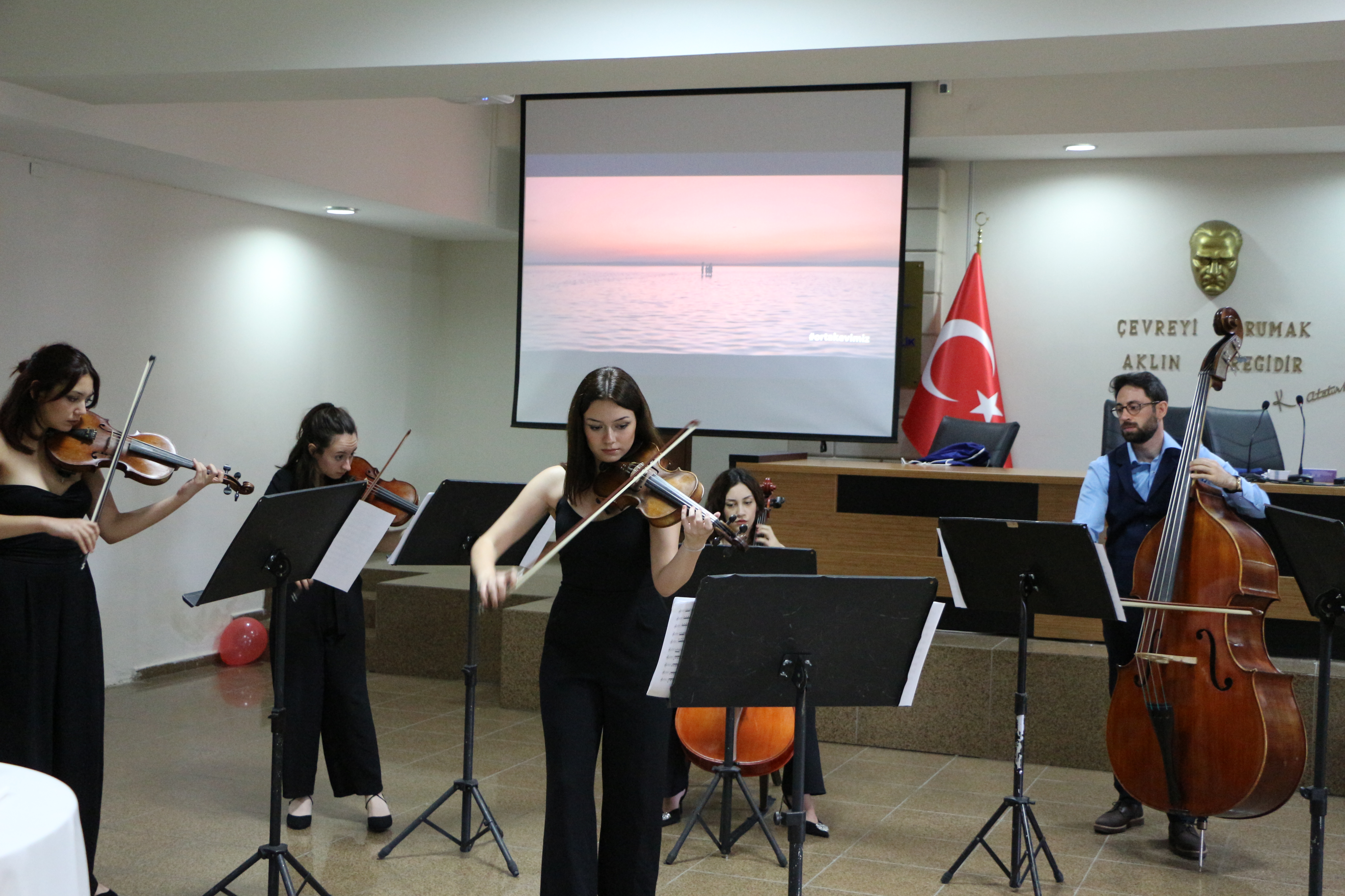 İlkokullar Arası Resim Yarışmasında Başarı Gösteren Öğrencilerimizin Ödül Töreni