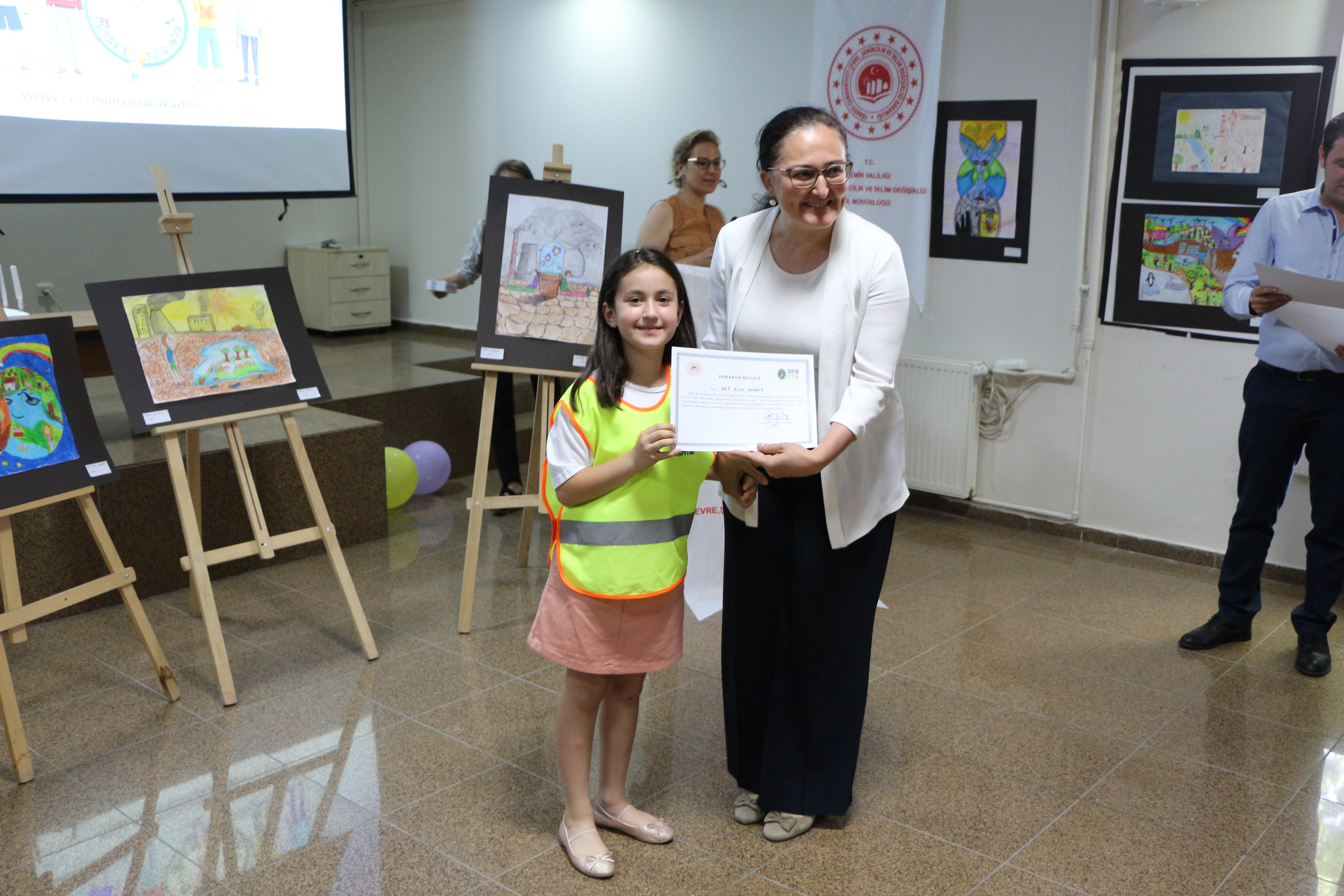 İlkokullar Arası Resim Yarışmasında Başarı Gösteren Öğrencilerimizin Ödül Töreni