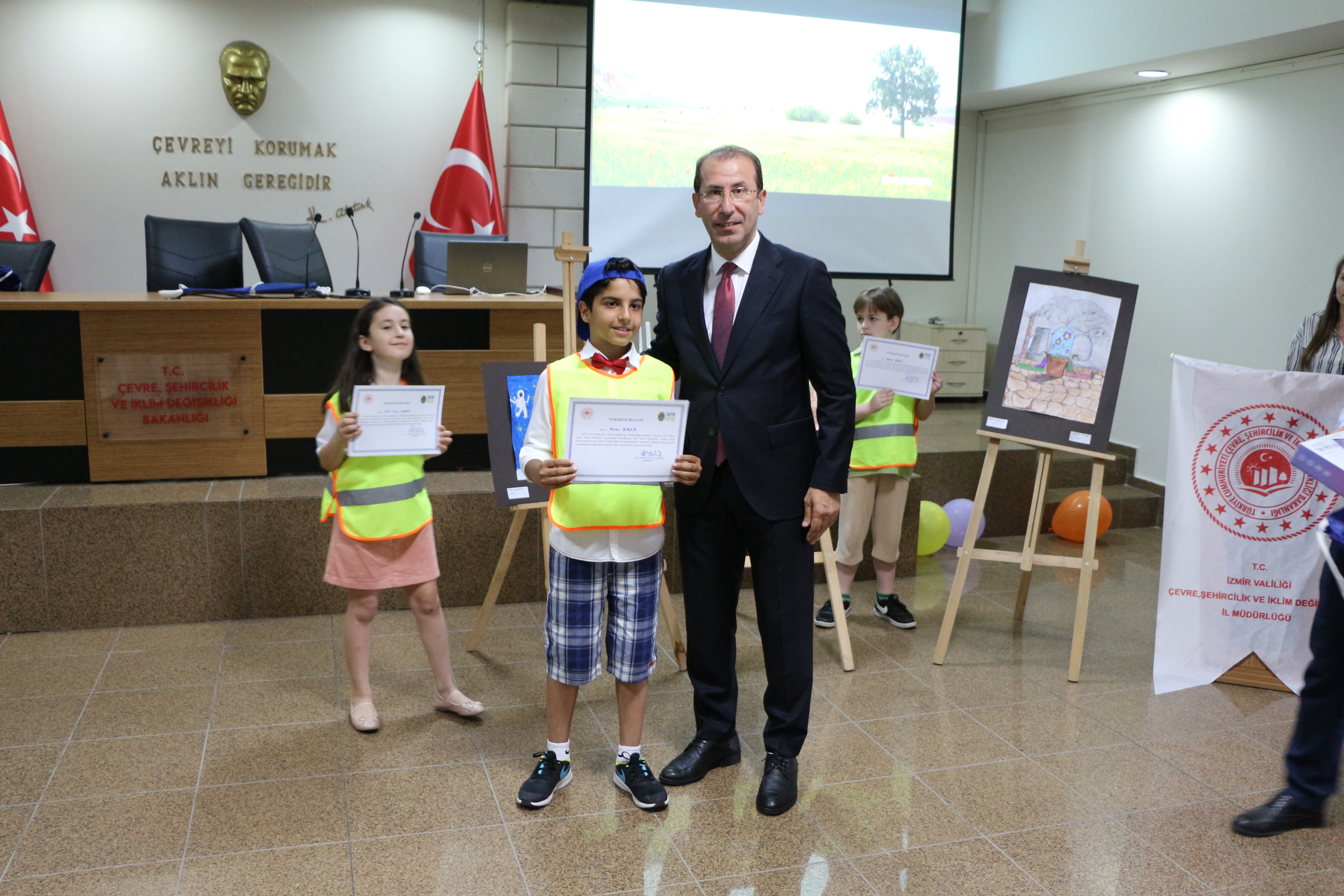 İlkokullar Arası Resim Yarışmasında Başarı Gösteren Öğrencilerimizin Ödül Töreni