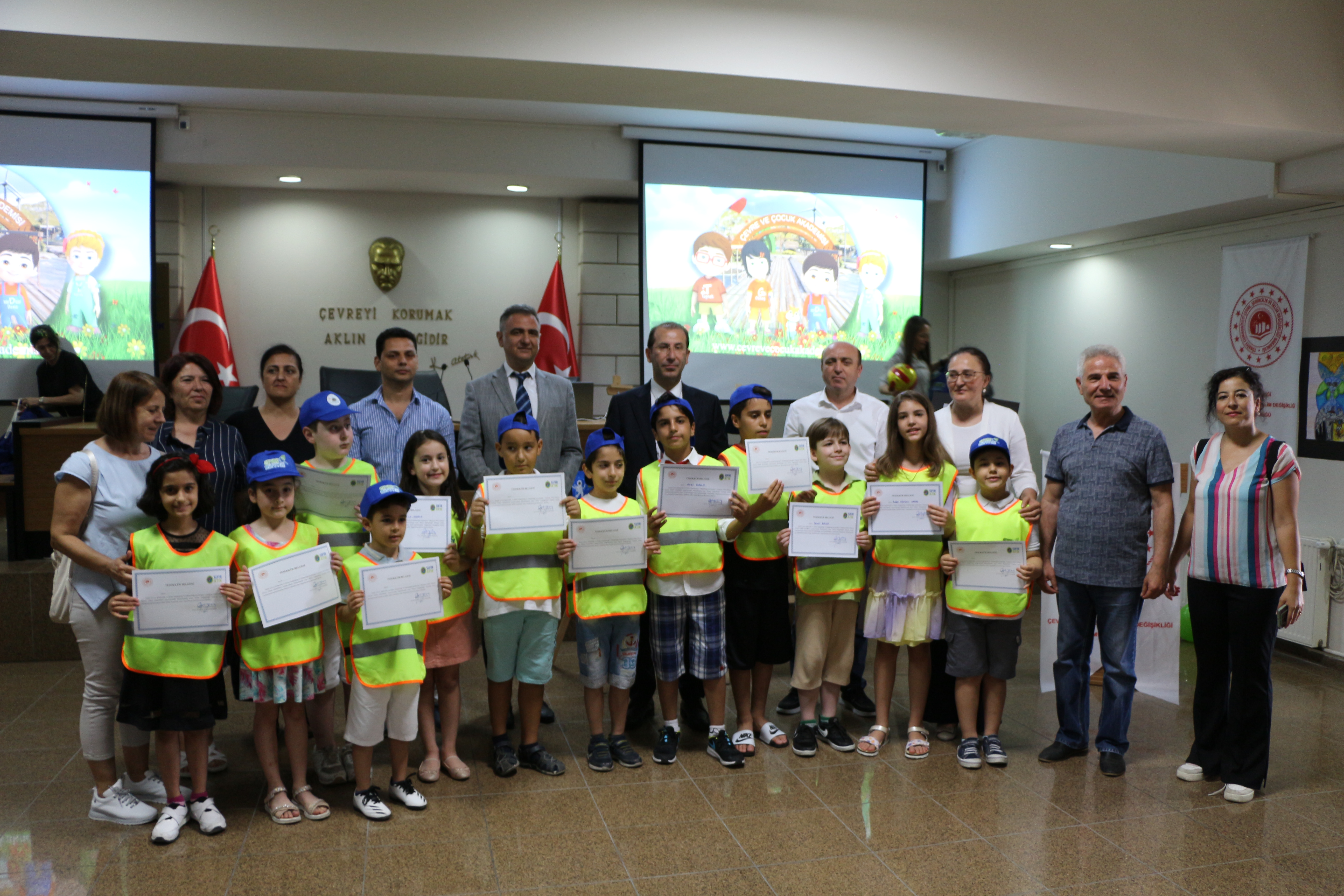 İlkokullar Arası Resim Yarışmasında Başarı Gösteren Öğrencilerimizin Ödül Töreni