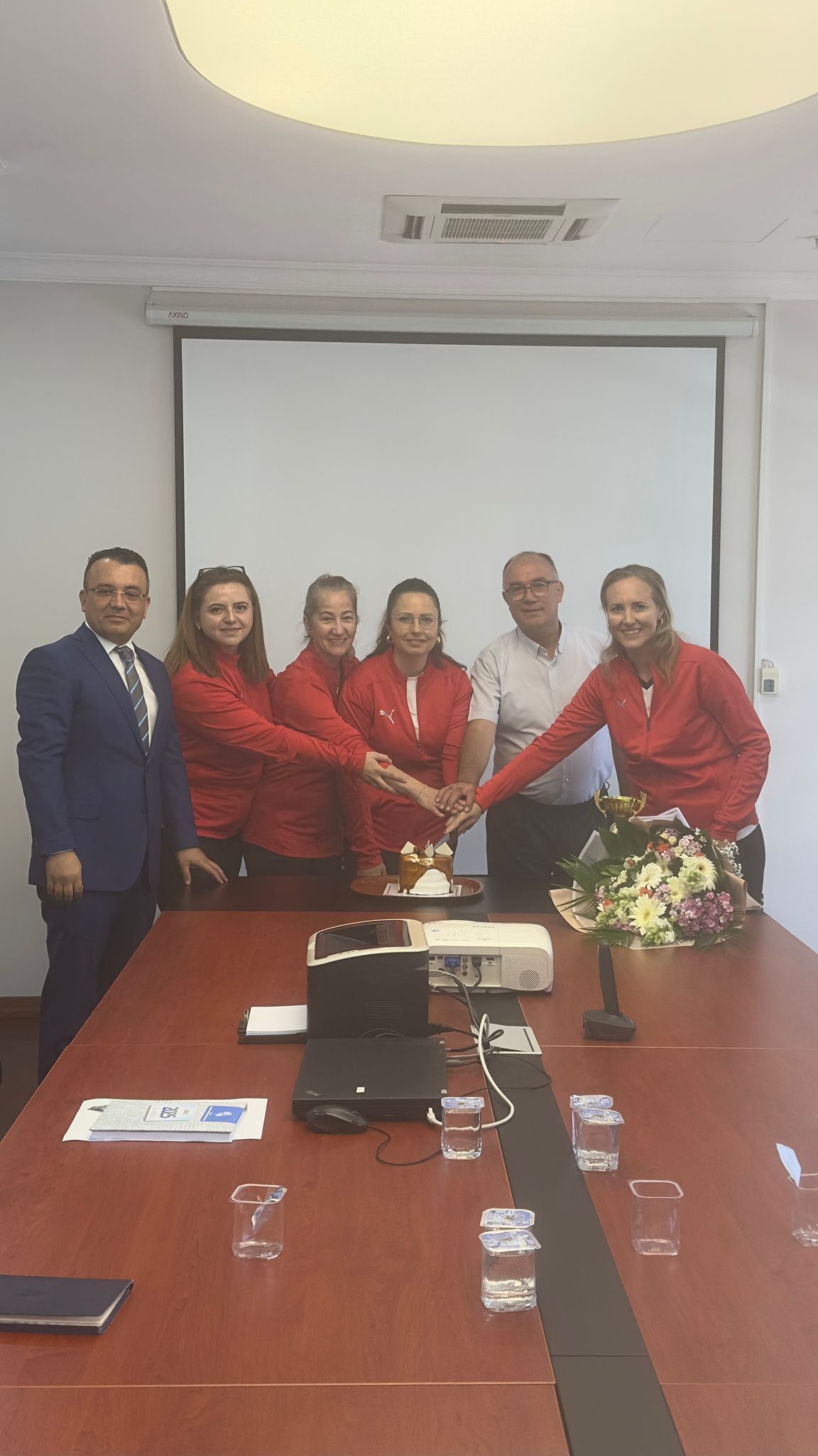 Kadın Voleybol Takımımızı Kutlarız