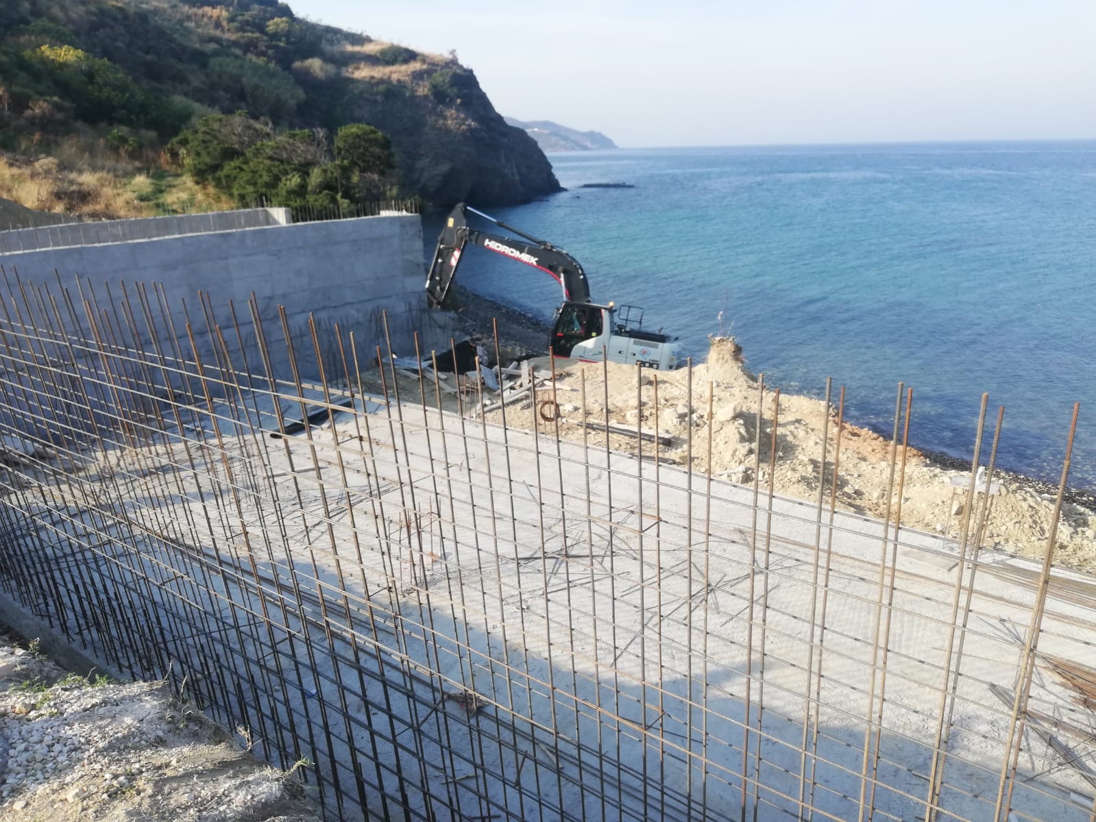 Karaburun'da yıkımı gerçekleştirilen kaçak yapılar