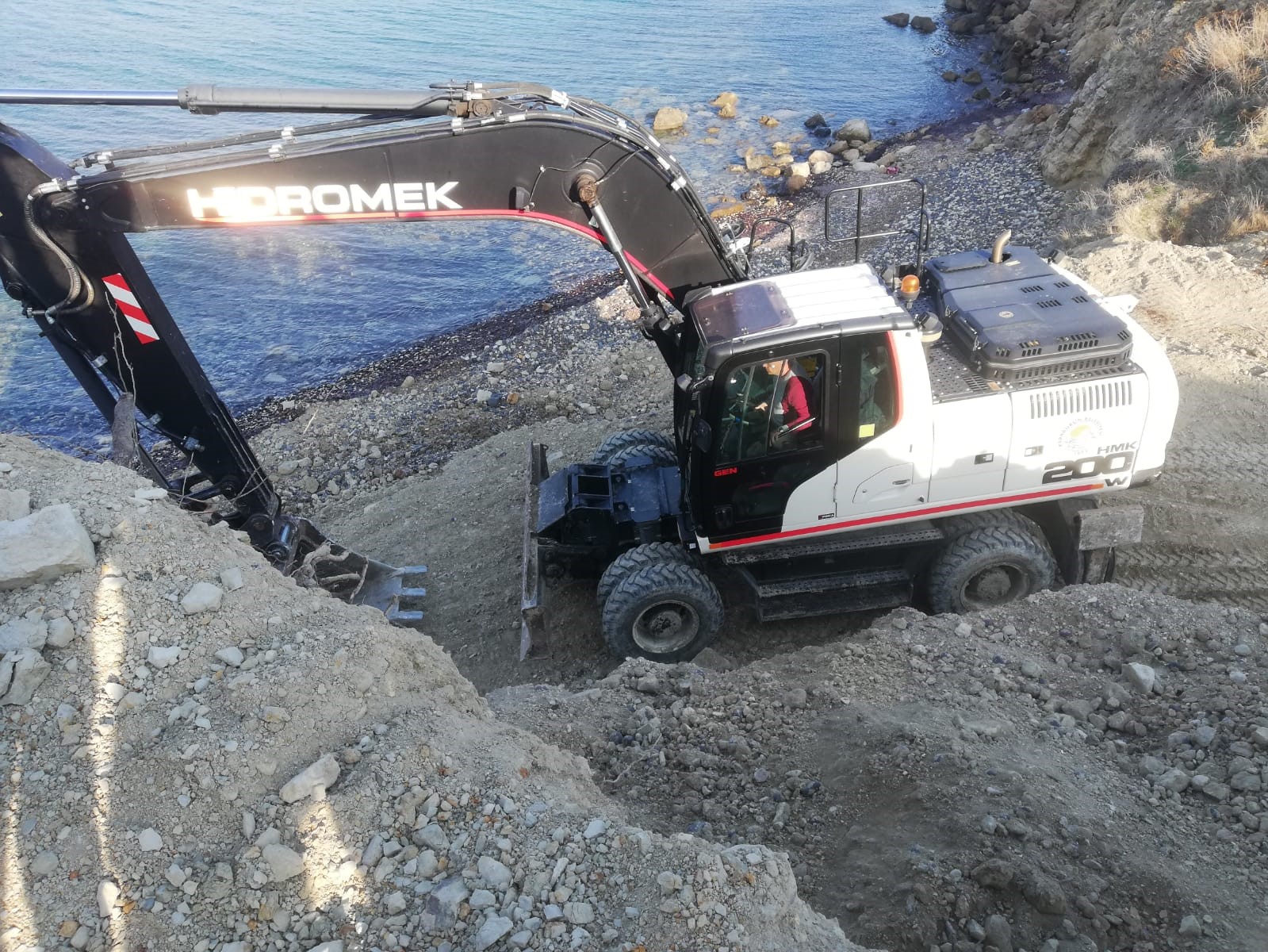 Karaburun'da yıkımı gerçekleştirilen kaçak yapılar