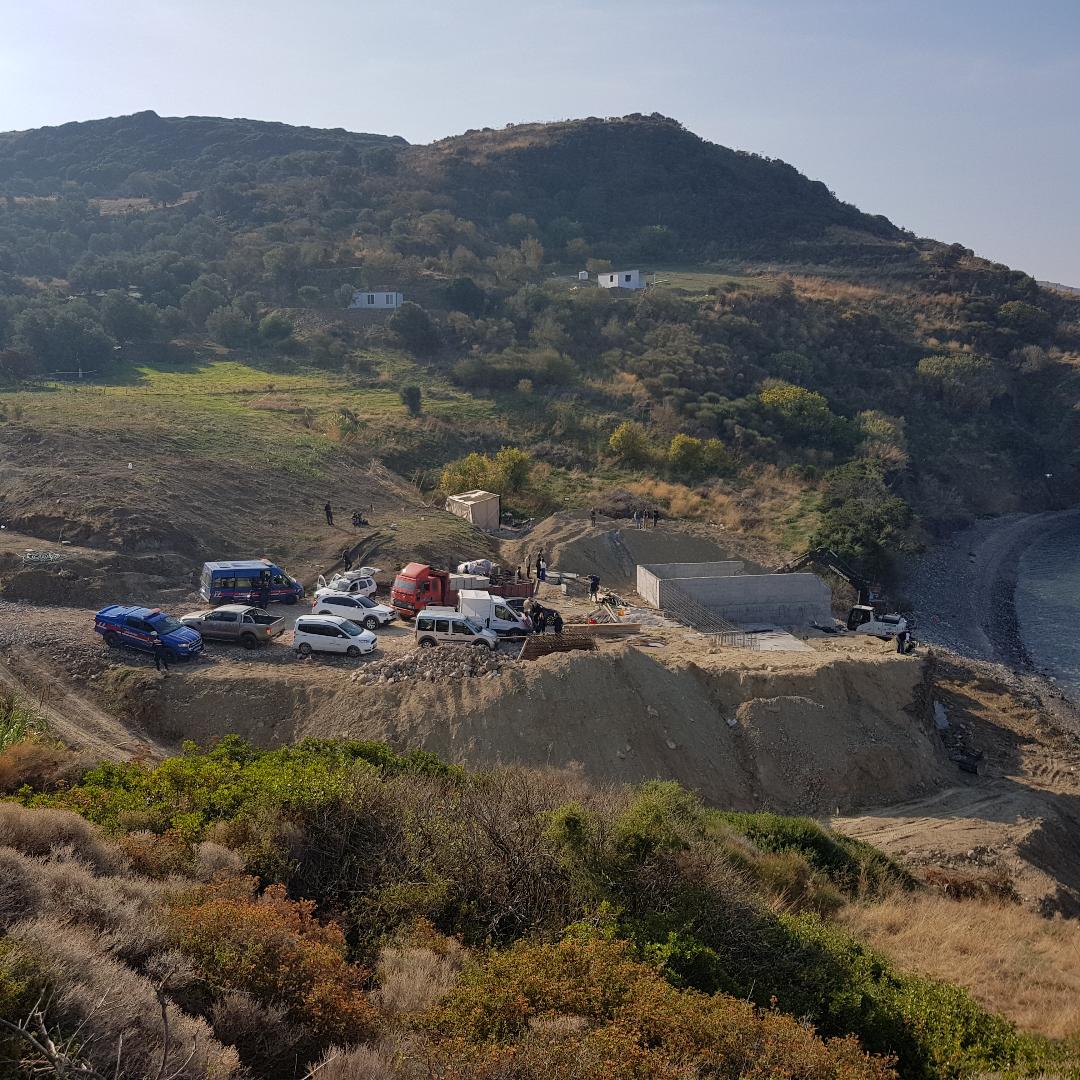 Karaburun'da yıkımı gerçekleştirilen kaçak yapılar