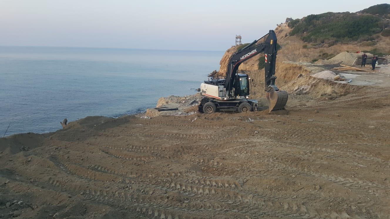 Karaburun'da yıkımı gerçekleştirilen kaçak yapılar