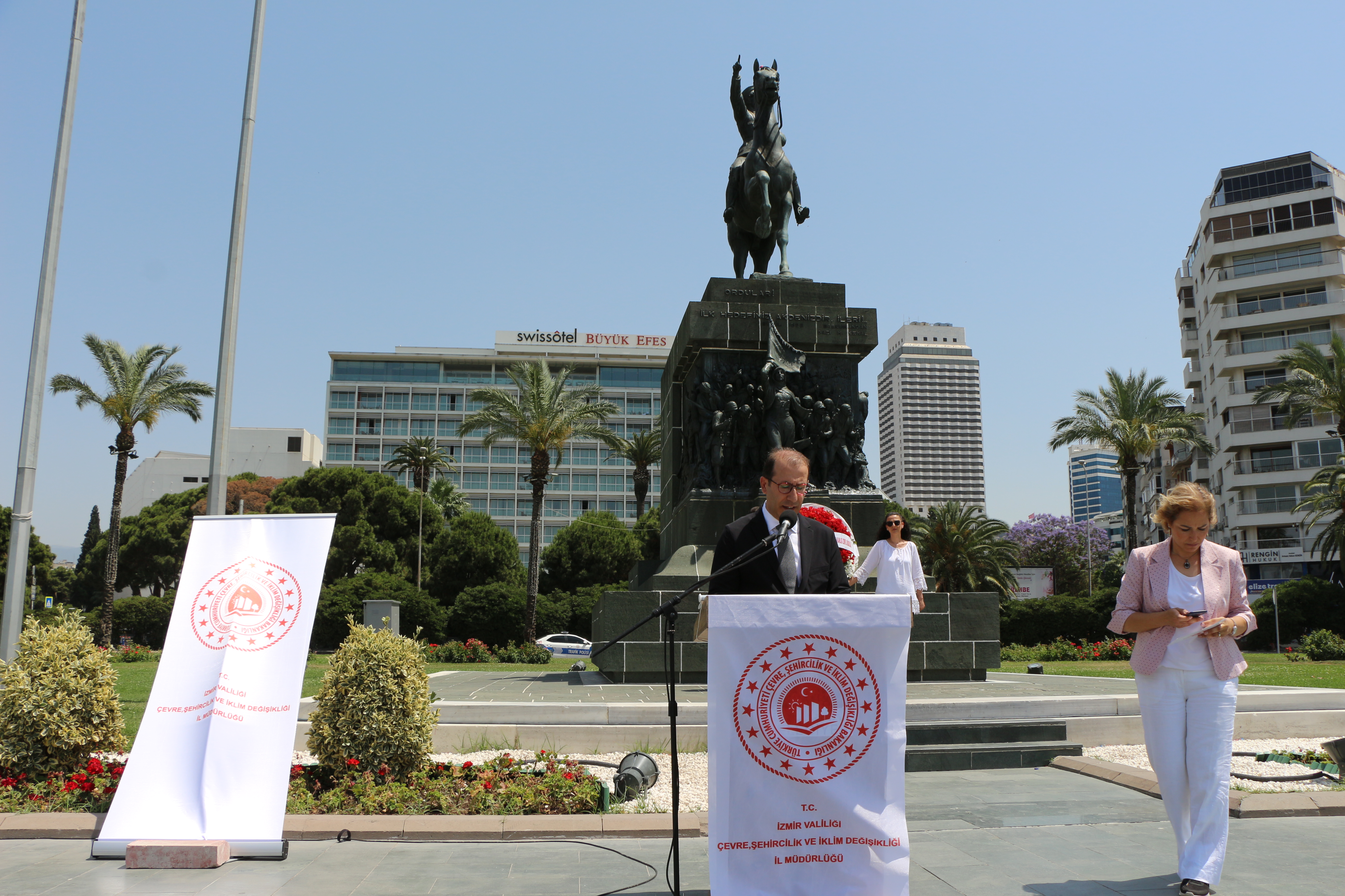 Konak Cumhuriyet Meydanında Çelenk Sunma Töreni gerçekleştirildi. 