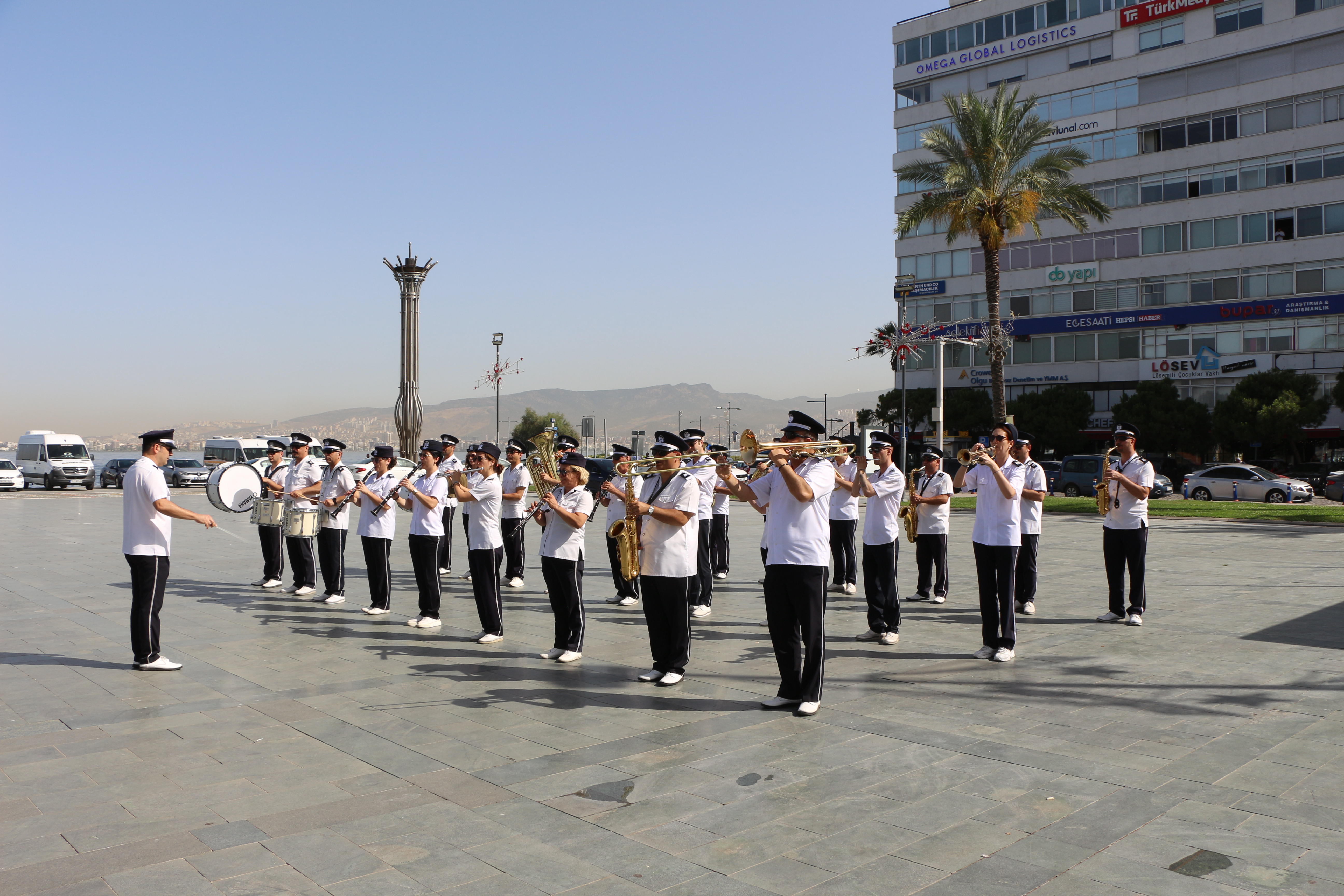 Konak Cumhuriyet Meydanında Çelenk Sunma Töreni gerçekleştirildi