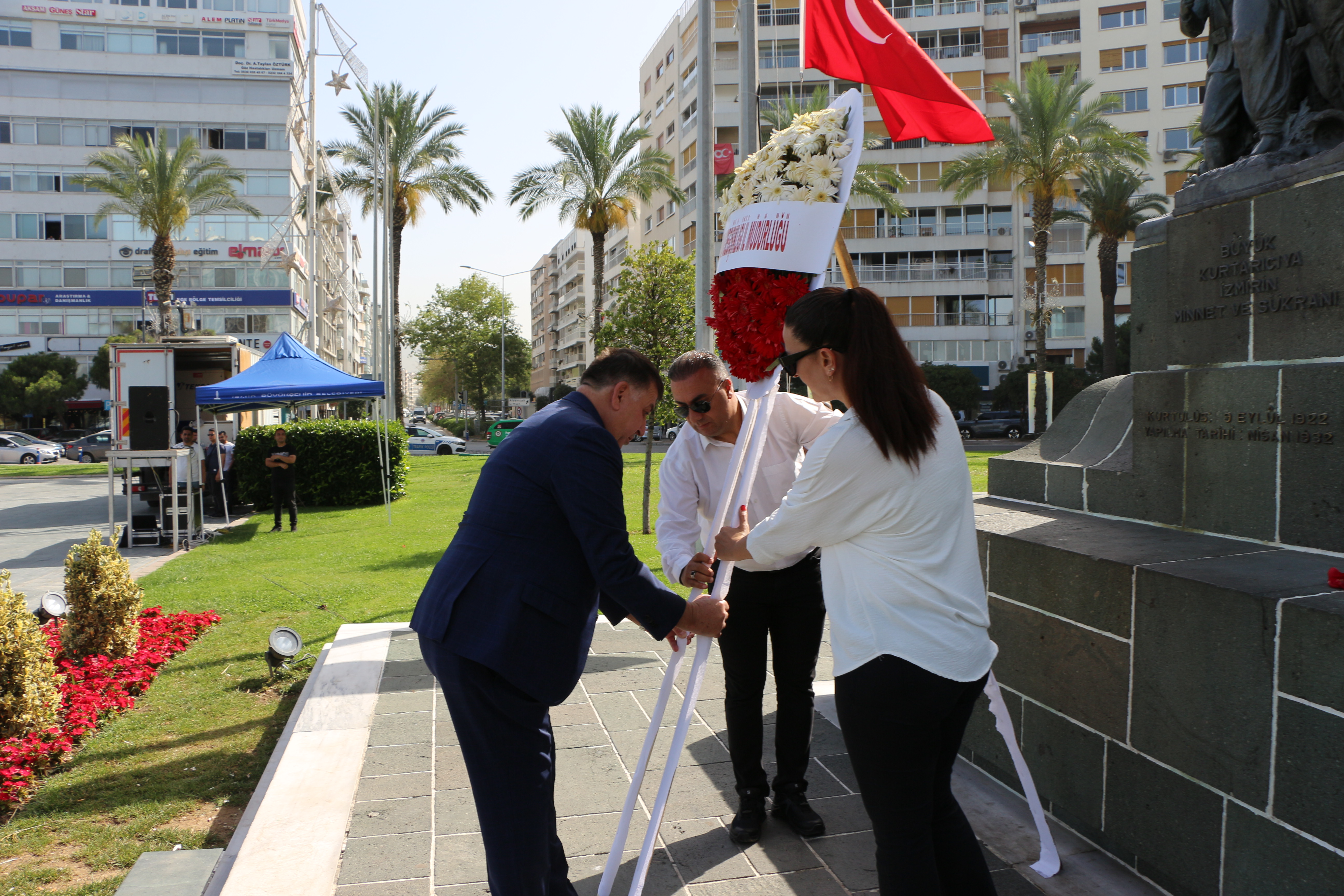 Konak Cumhuriyet Meydanında Çelenk Sunma Töreni gerçekleştirildi