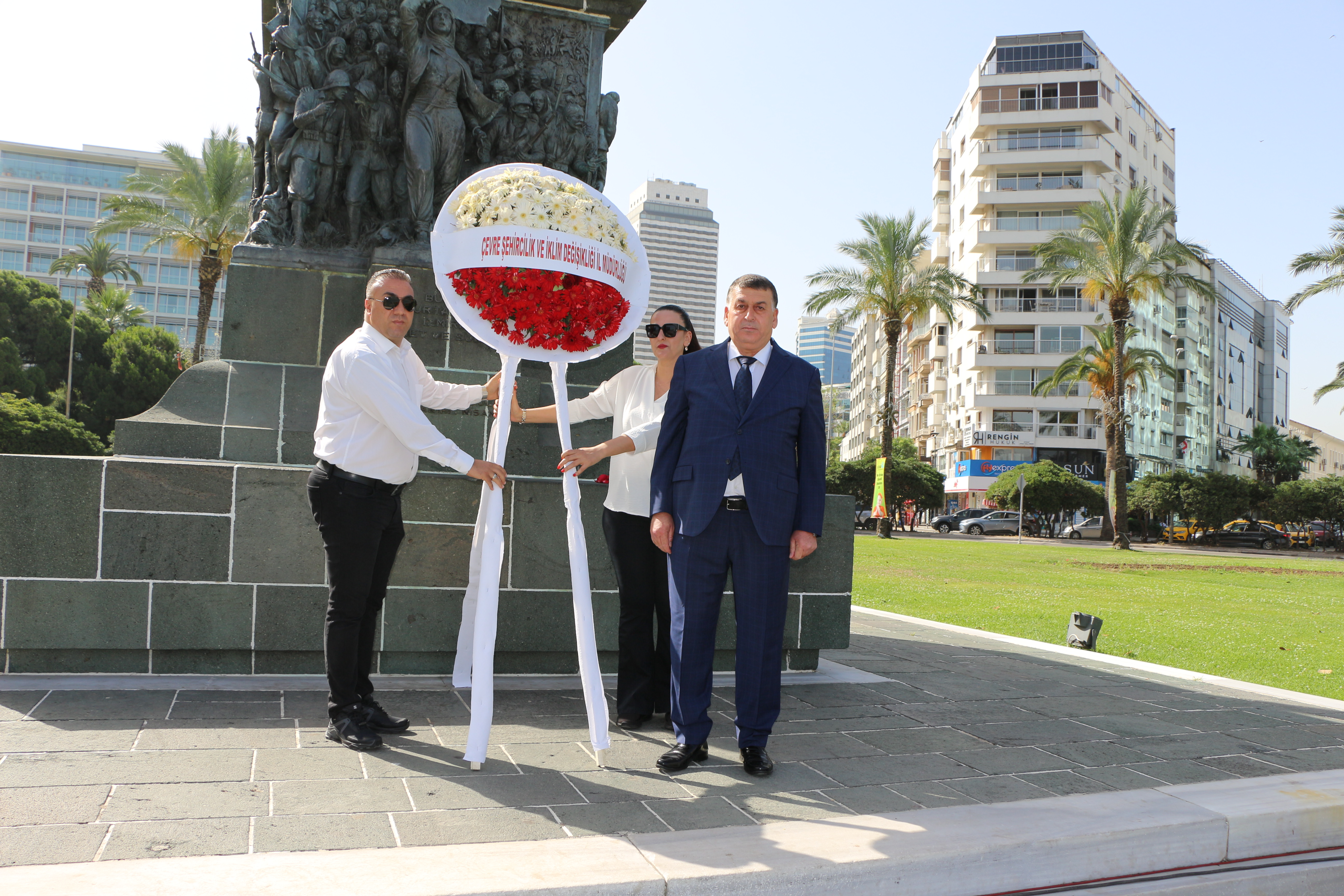 Konak Cumhuriyet Meydanında Çelenk Sunma Töreni gerçekleştirildi