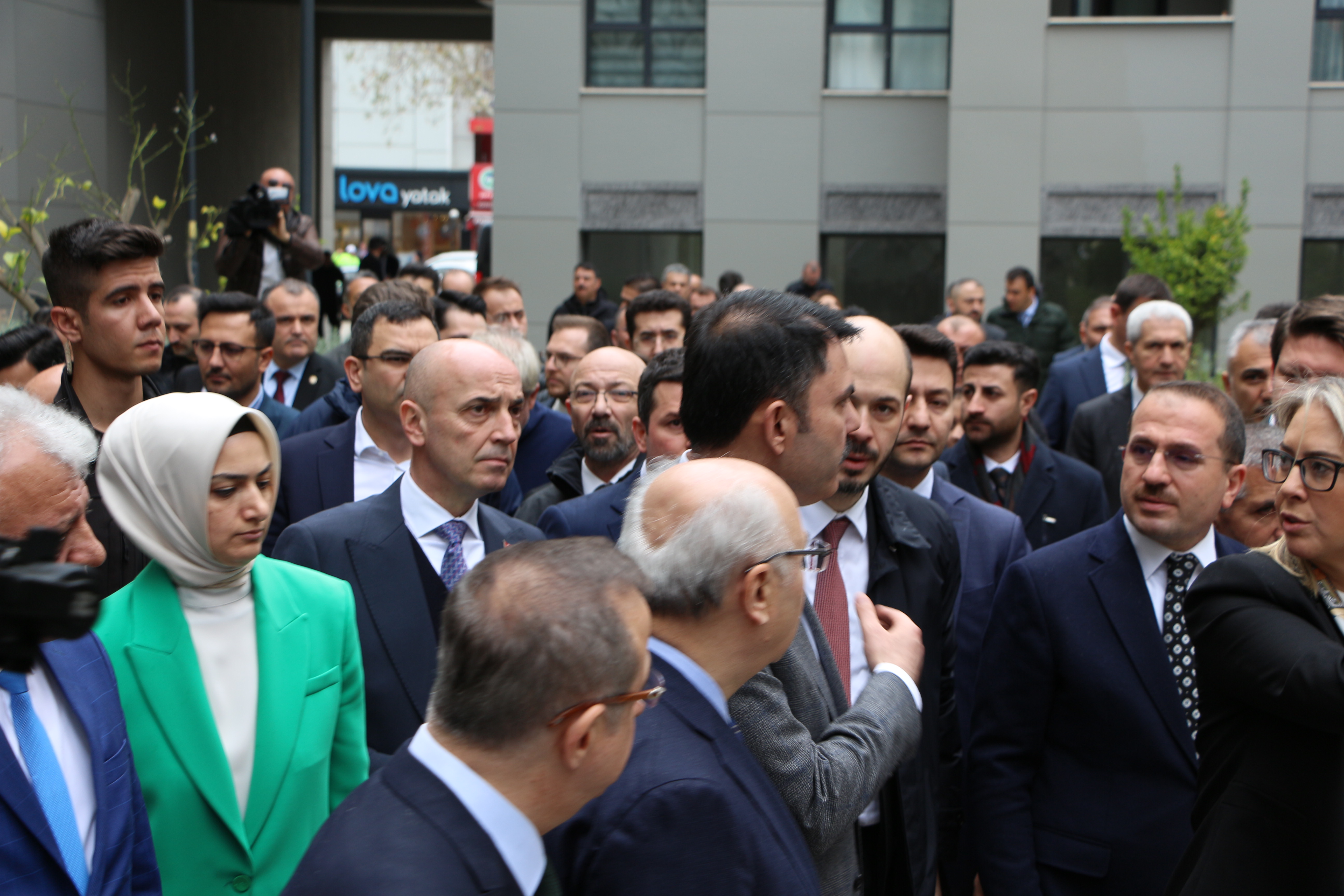 Sayın Bakanımız Murat KURUM İzmir’de rezerv alanda yapımı devam eden deprem konutlarında incelemelerde bulundu.