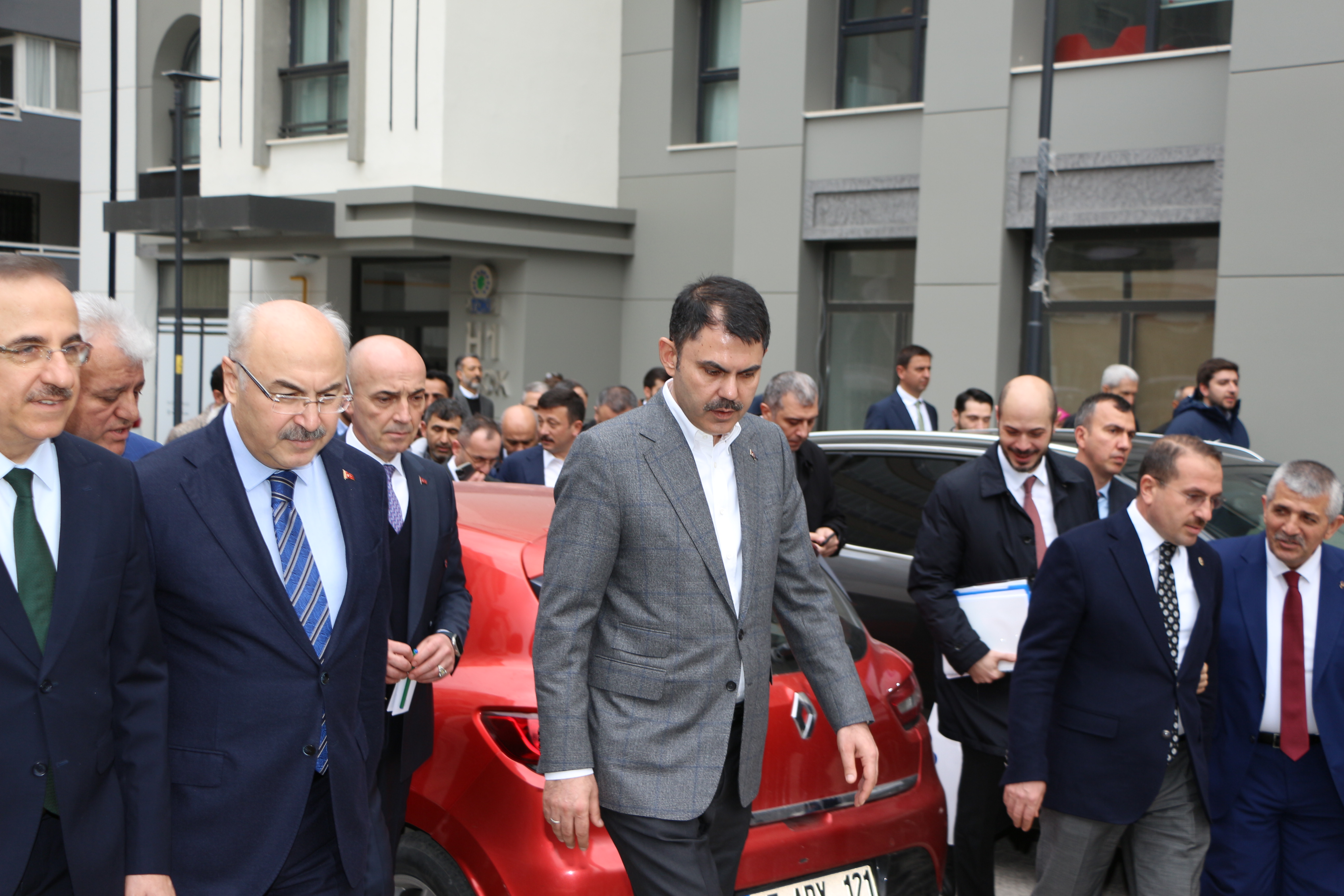 Sayın Bakanımız Murat KURUM İzmir’de rezerv alanda yapımı devam eden deprem konutlarında incelemelerde bulundu.