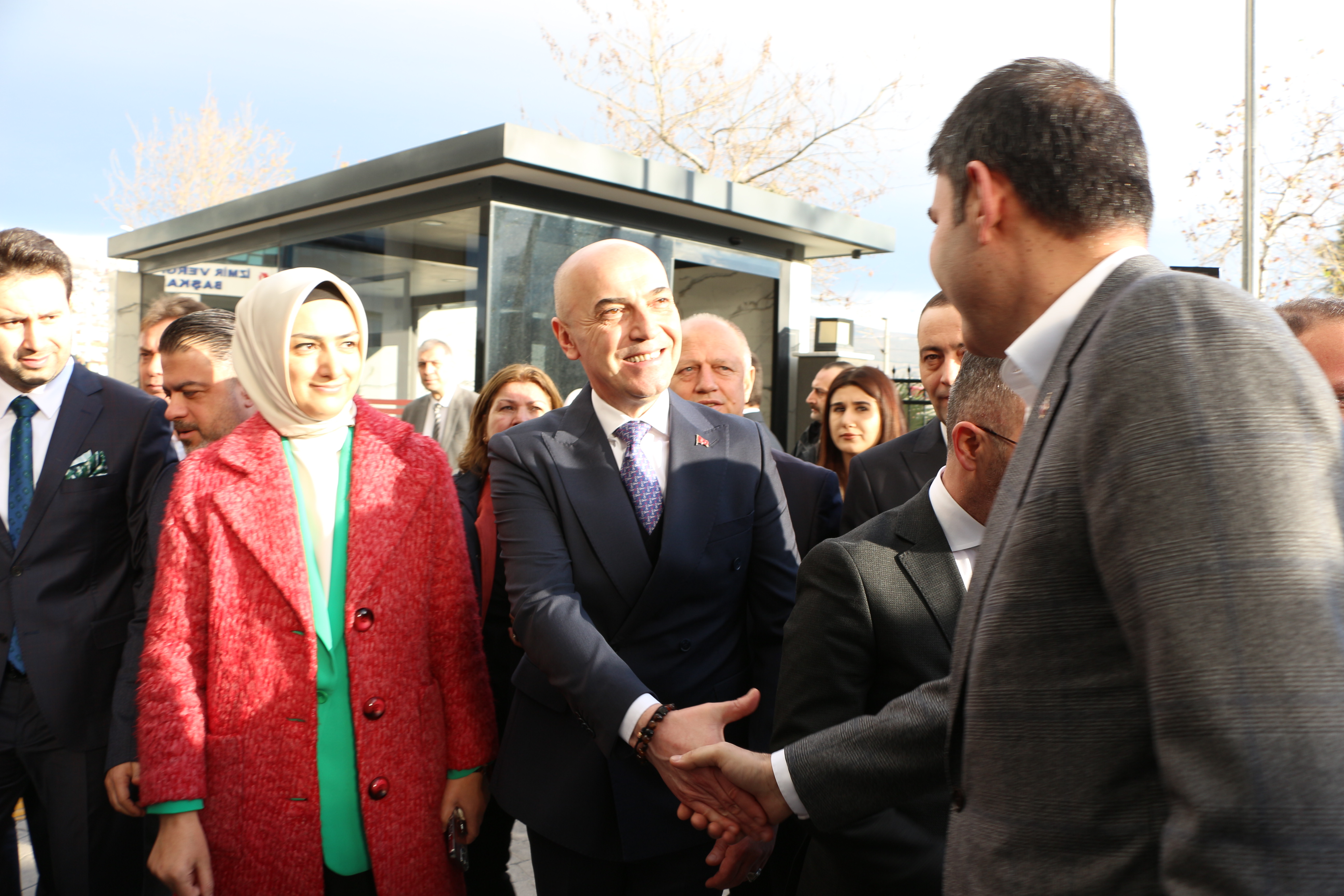 Sayın Bakanımız Murat KURUM İzmir’de rezerv alanda yapımı devam eden deprem konutlarında incelemelerde bulundu.