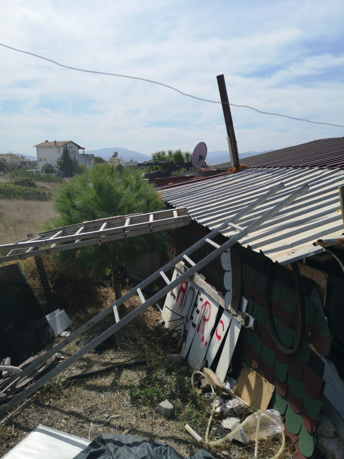 URLA ÖZBEK MAHALLESİNDEKİ HAZİNE ARAZİLERİNDE TAHLİYE..