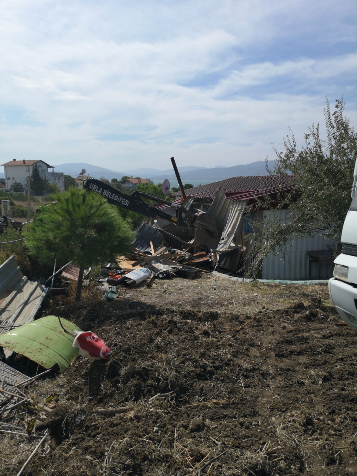 URLA ÖZBEK MAHALLESİNDEKİ HAZİNE ARAZİLERİNDE TAHLİYE..