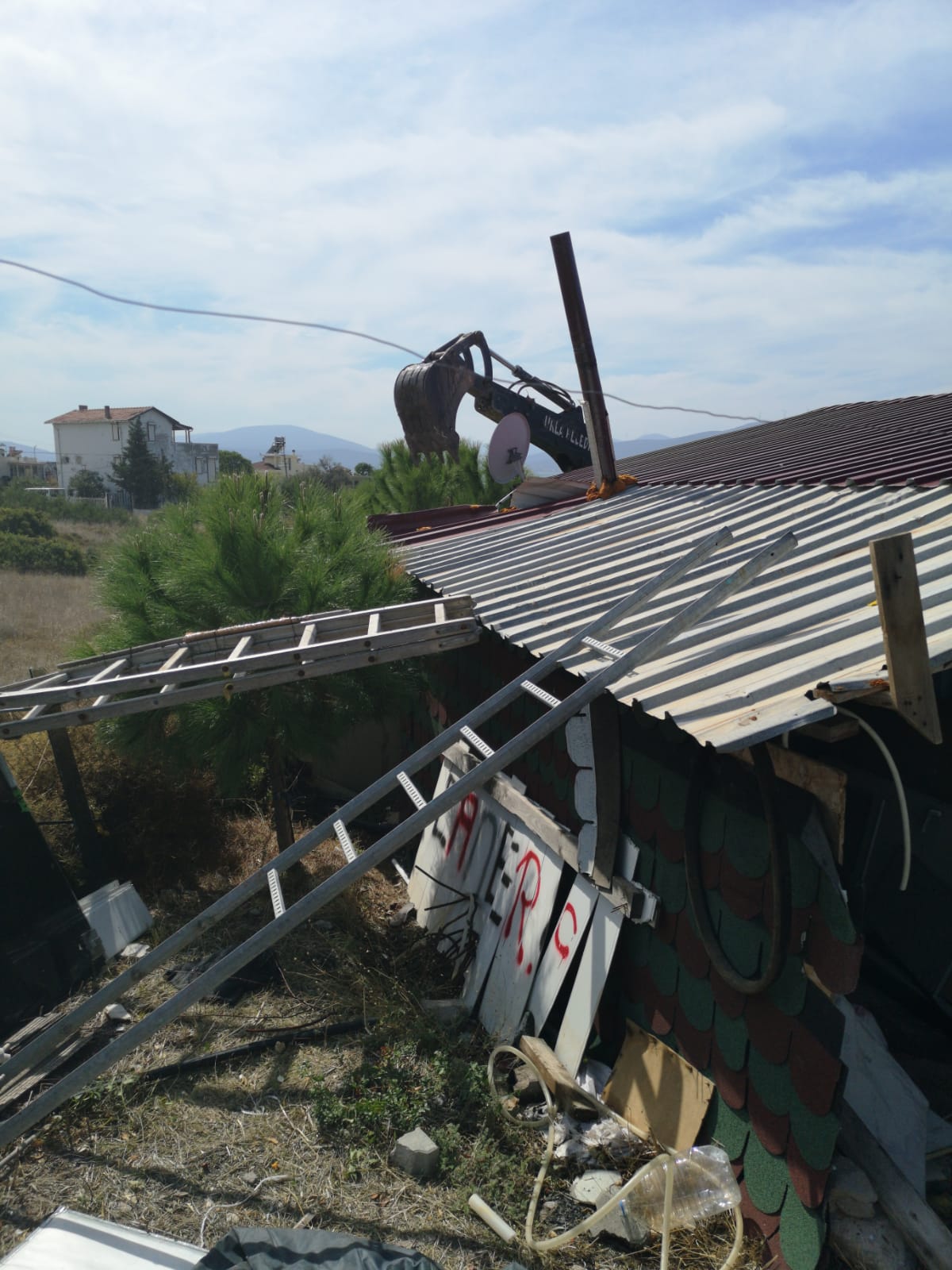 URLA ÖZBEK MAHALLESİNDEKİ HAZİNE ARAZİLERİNDE TAHLİYE..