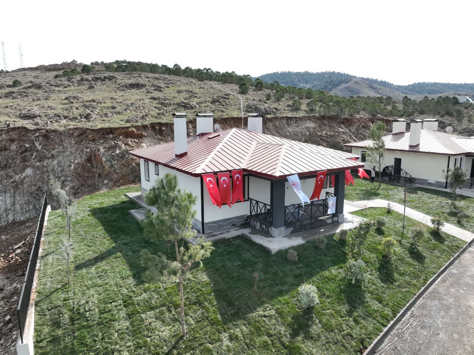 Çevre Şehircilik ve İklim Değişikliği Bakanımız Sn. Mehmet Özhaseki Şehit Piyade Sözleşmeli Er Müslüm Özdemir'in ailesine köy evini teslim etti.