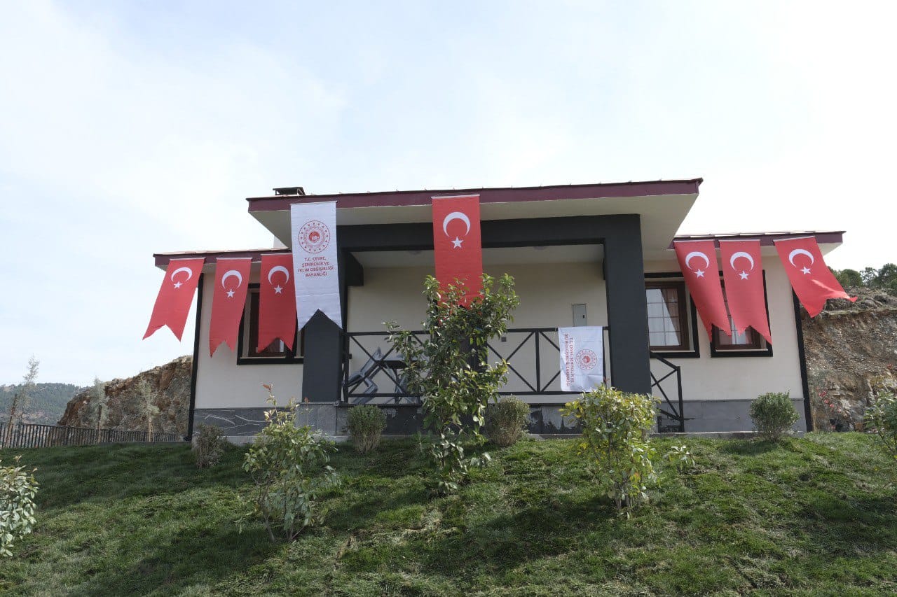 Çevre Şehircilik ve İklim Değişikliği Bakanımız Sn. Mehmet Özhaseki Şehit Piyade Sözleşmeli Er Müslüm Özdemir'in ailesine köy evini teslim etti.