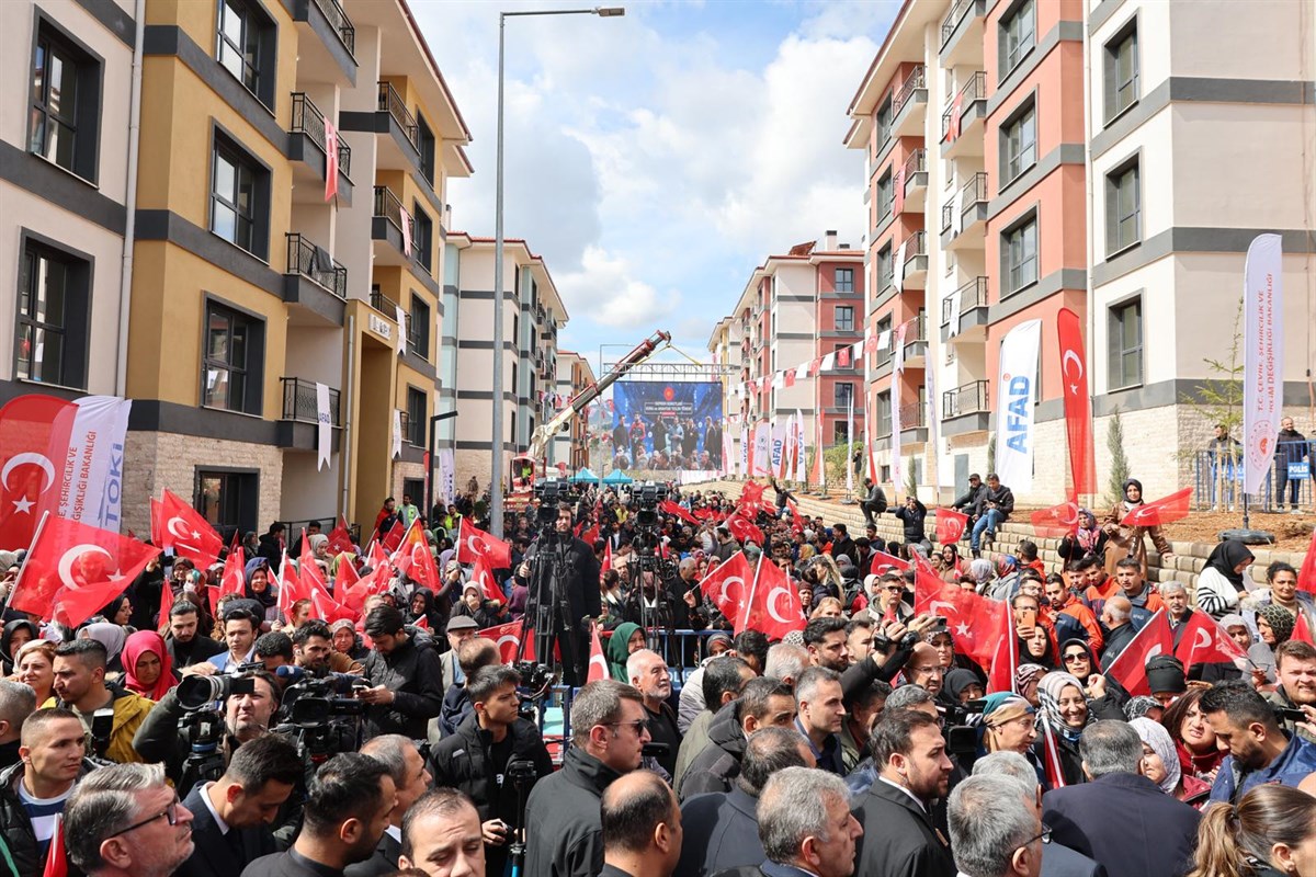 Cumhurbaşkanımız Sayın Recep Tayyip Erdoğan’ın Canlı Bağlantısı ve İçişleri Bakanımız Sayın Ali Yerlikaya’nın katılımıyla Kahramanmaraş’ta 8 Bin 303 Deprem Konutunun Teslimi için Kura ve Anahtar Teslim Töreni Gerçekleştirildi.